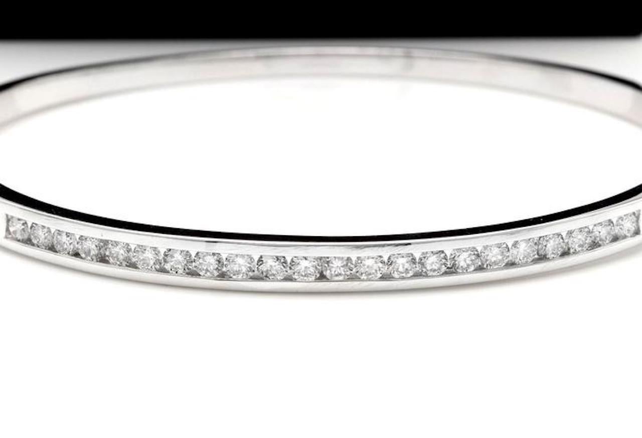 Très impressionnant bracelet en or blanc massif 14K avec un diamant VS naturel de 1,35 carat

ESTAMPÉ : 14K

Poids total des diamants ronds naturels : 1,35 carats (couleur G / Clarté VS1-VS2)

La taille du poignet est de : 6.5 pouces

Largeur : 4,4