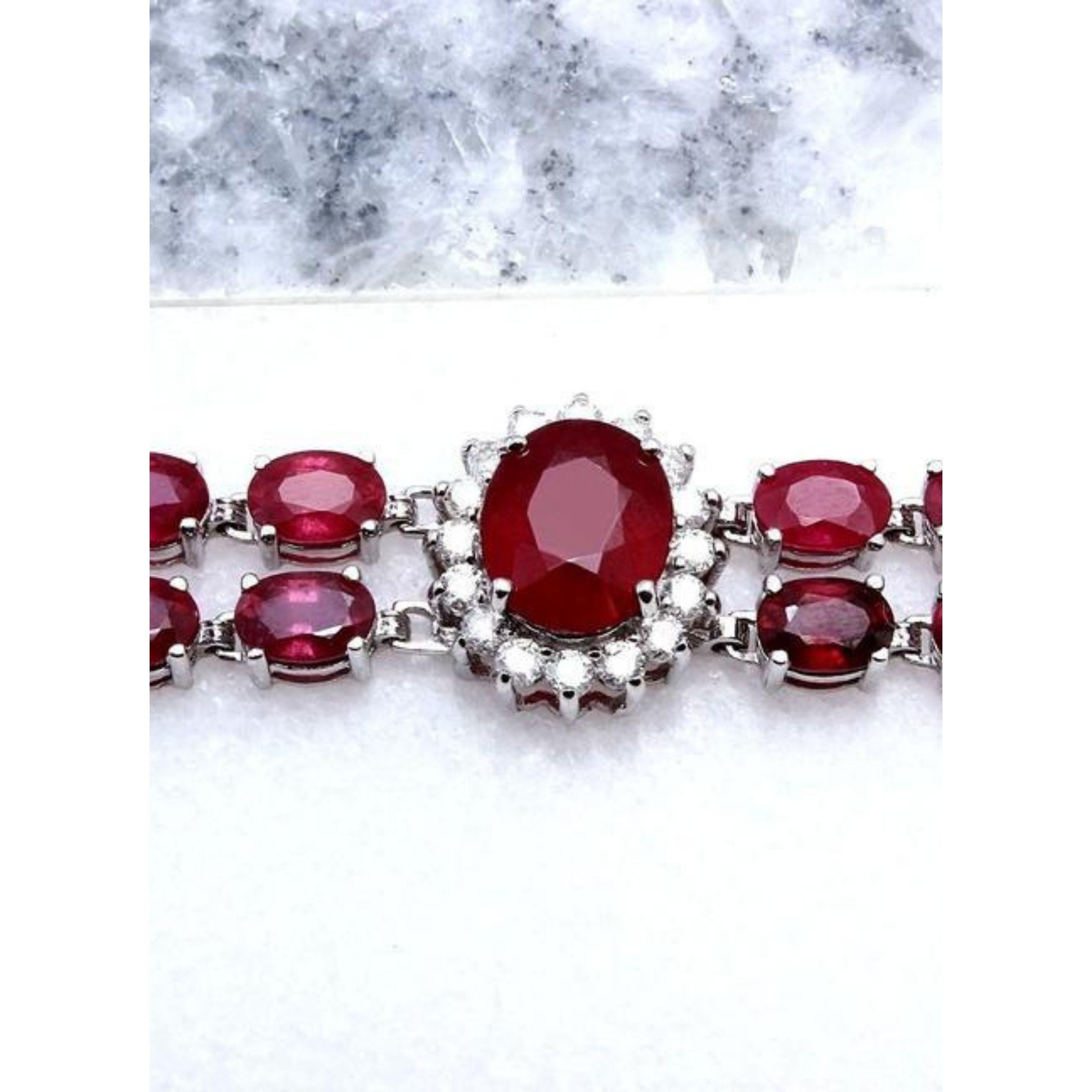 Très impressionnant bracelet en or blanc massif 14K avec rubis rouge naturel de 23,30 carats et diamants

ESTAMPÉ : 14K

Poids total des diamants ronds naturels : 1,30 carats (couleur G-H / Clarté VS2-SI1)

Poids total des rubis naturels : 22.00
