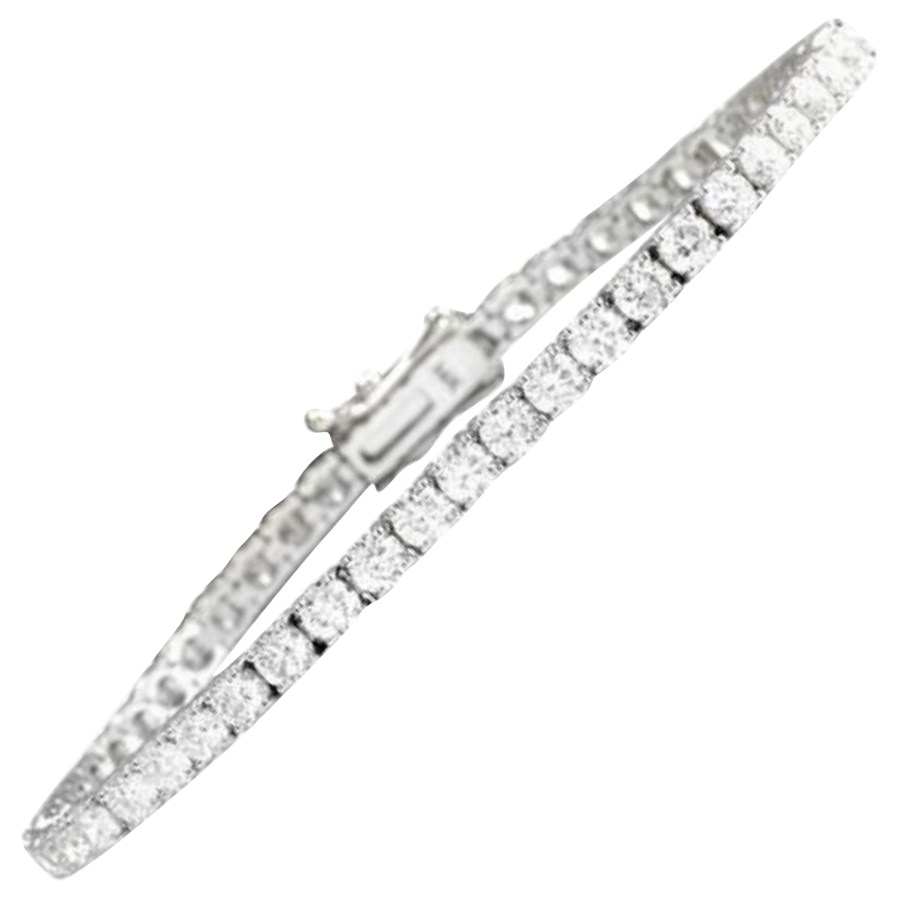 Very Impressive 3.15 Carat Natural Diamond 14 Karat Solid White Gold Bracelet For Sale