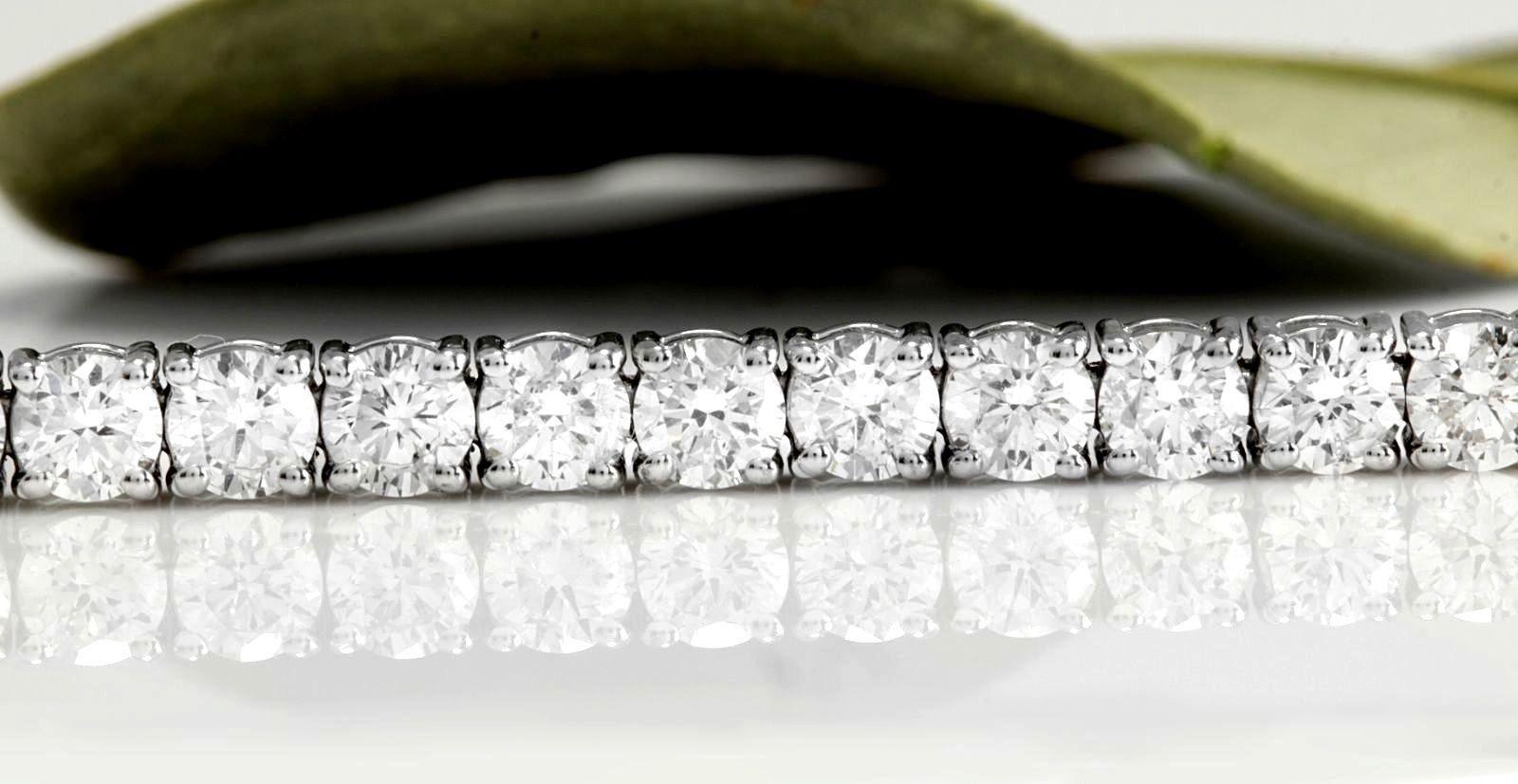 Very Impressive 3.15 Carats Natural Diamond 14K Solid White Gold Bracelet

STAMPED: 14K

Total Natural Round Diamonds Weight: Approx. 3.15 Carats (color H / Clarity VS2-SI2)

Bracelet Length is: 7 inches

Width: 2.4mm

Bracelet total weight: Approx.