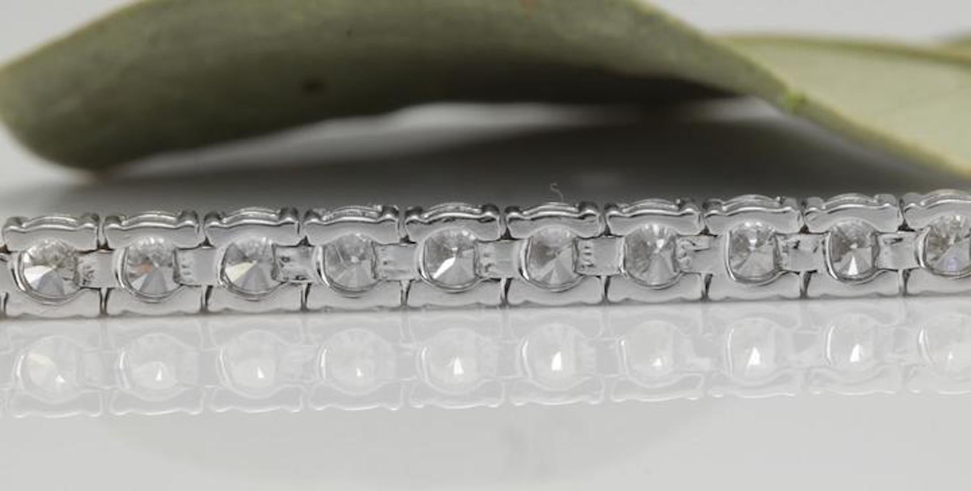 Round Cut Very Impressive 4.15 Carat Natural VS Diamond 14 Karat Solid White Gold Bracelet For Sale