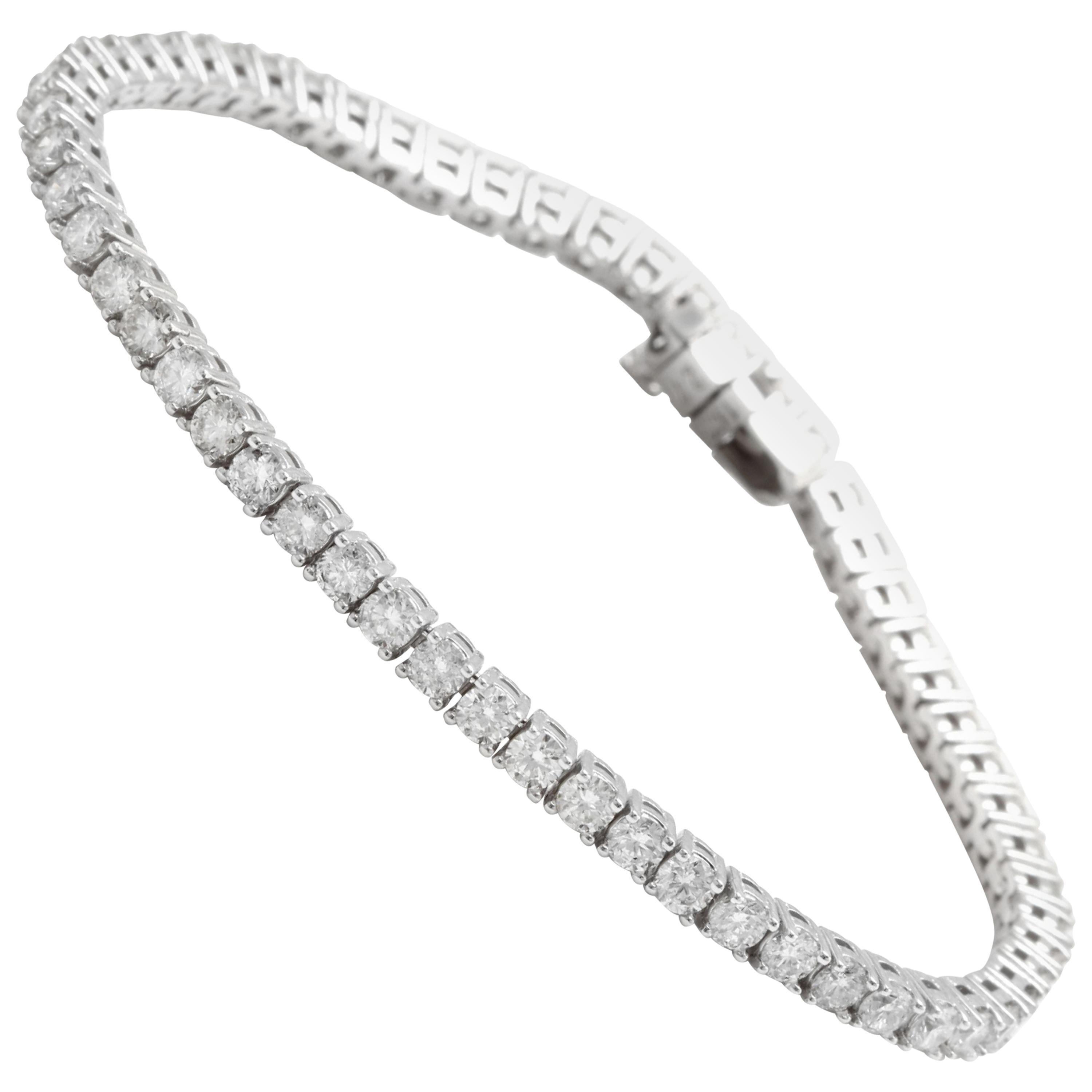 Very Impressive 4.70 Carat Natural Diamond 14 Karat Solid White Gold Bracelet For Sale