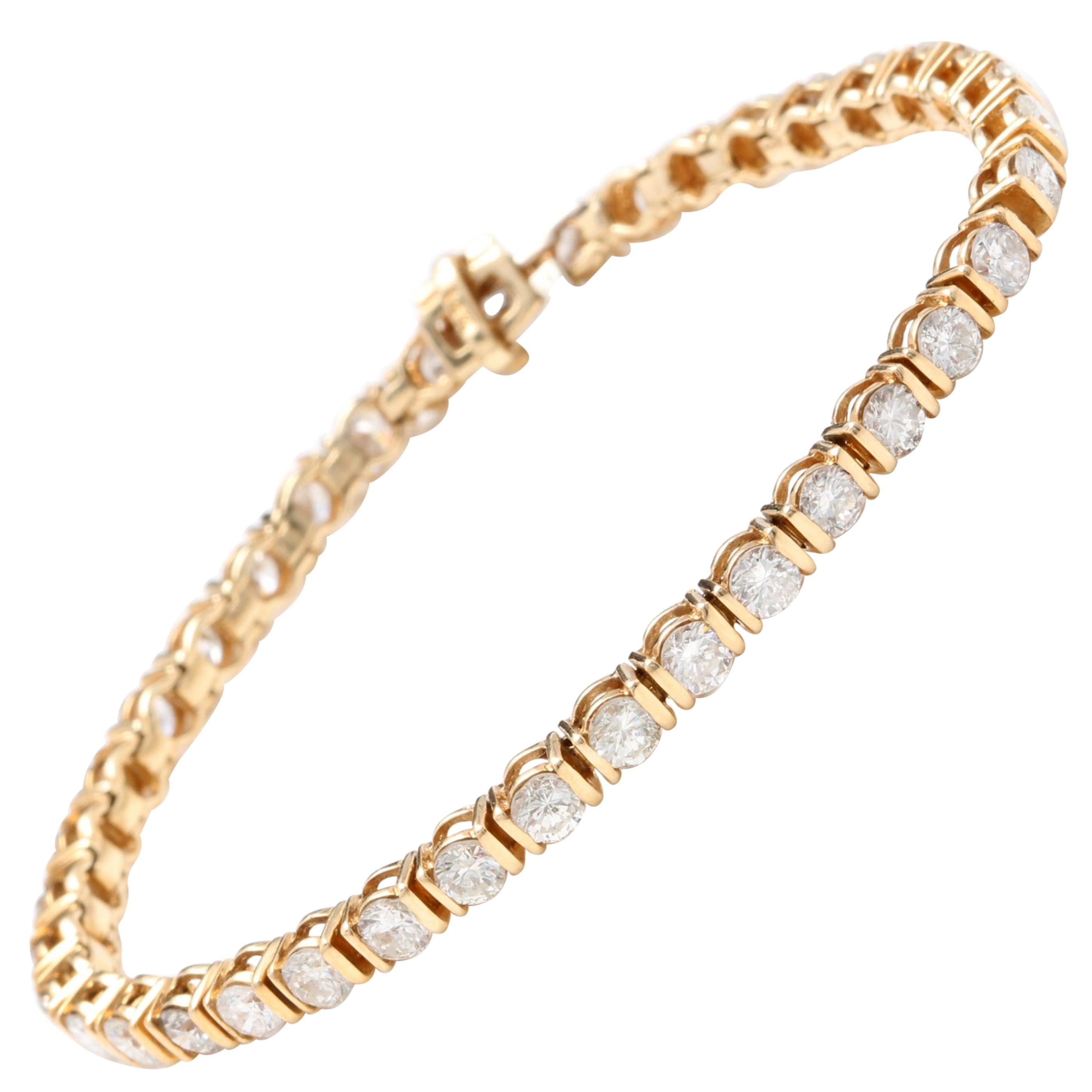 Very Impressive 5.70 Carat Natural Diamond 14 Karat Solid Yellow Gold Bracelet For Sale