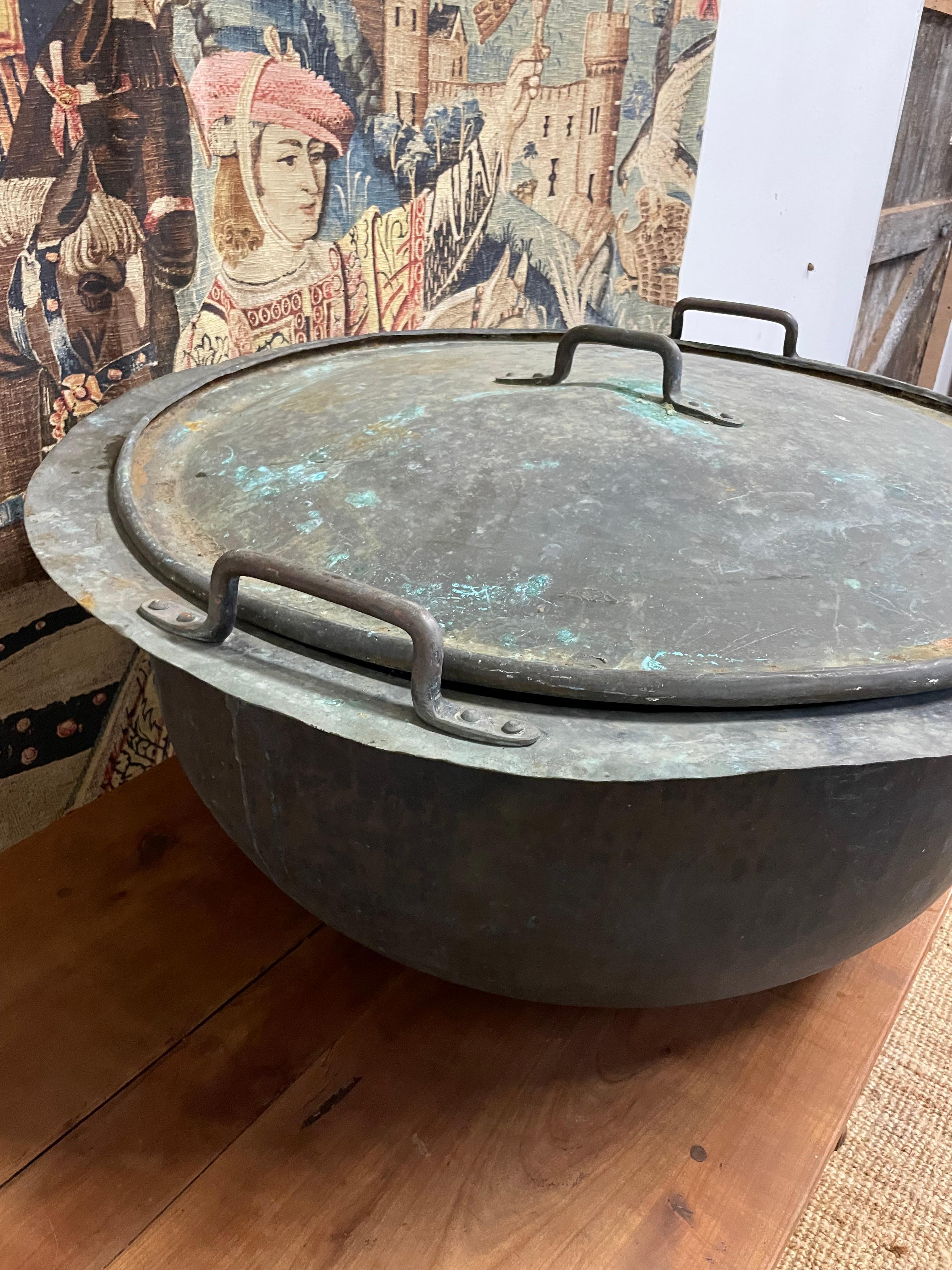 Très impressionnant caisse / jardinière ancienne à couvercle en cuivre en vente 4