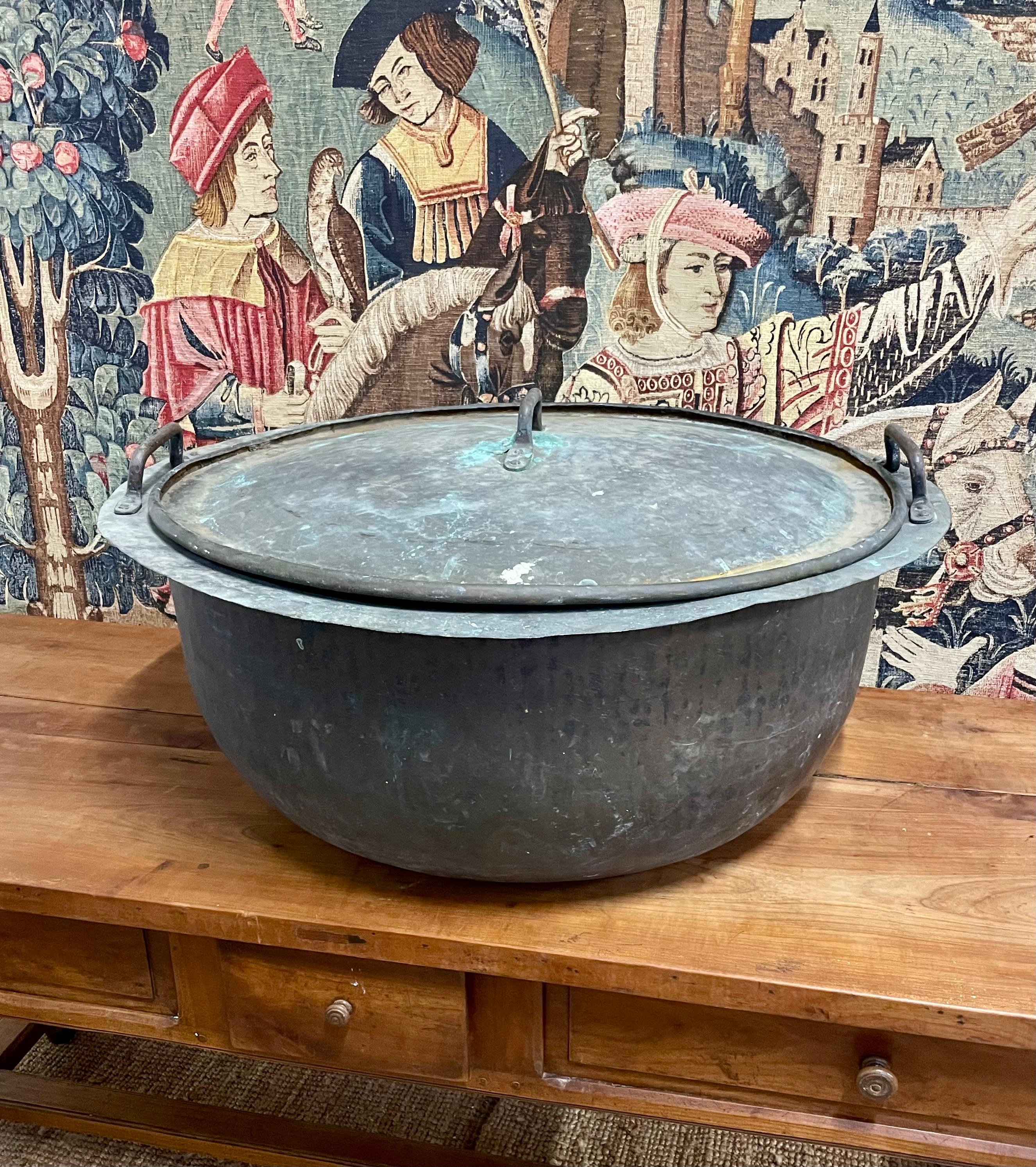 Très décoratif, grand modèle du 19e siècle  bac à bûches à couvercle en cuivre / jardinière 

Français vers 1860 

Hauteur 19 pouces 
Diamètre 36 pouces 