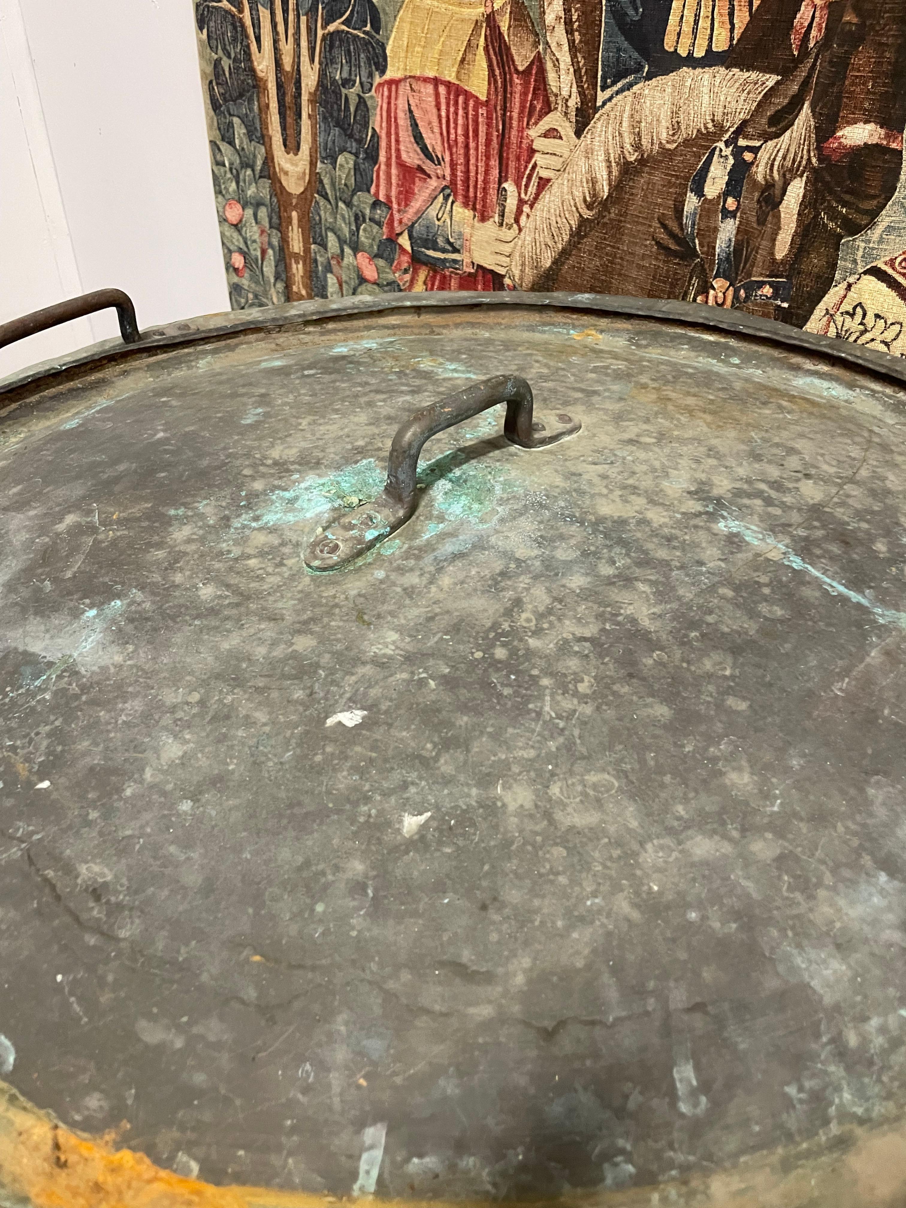 Cuivre Très impressionnant caisse / jardinière ancienne à couvercle en cuivre en vente