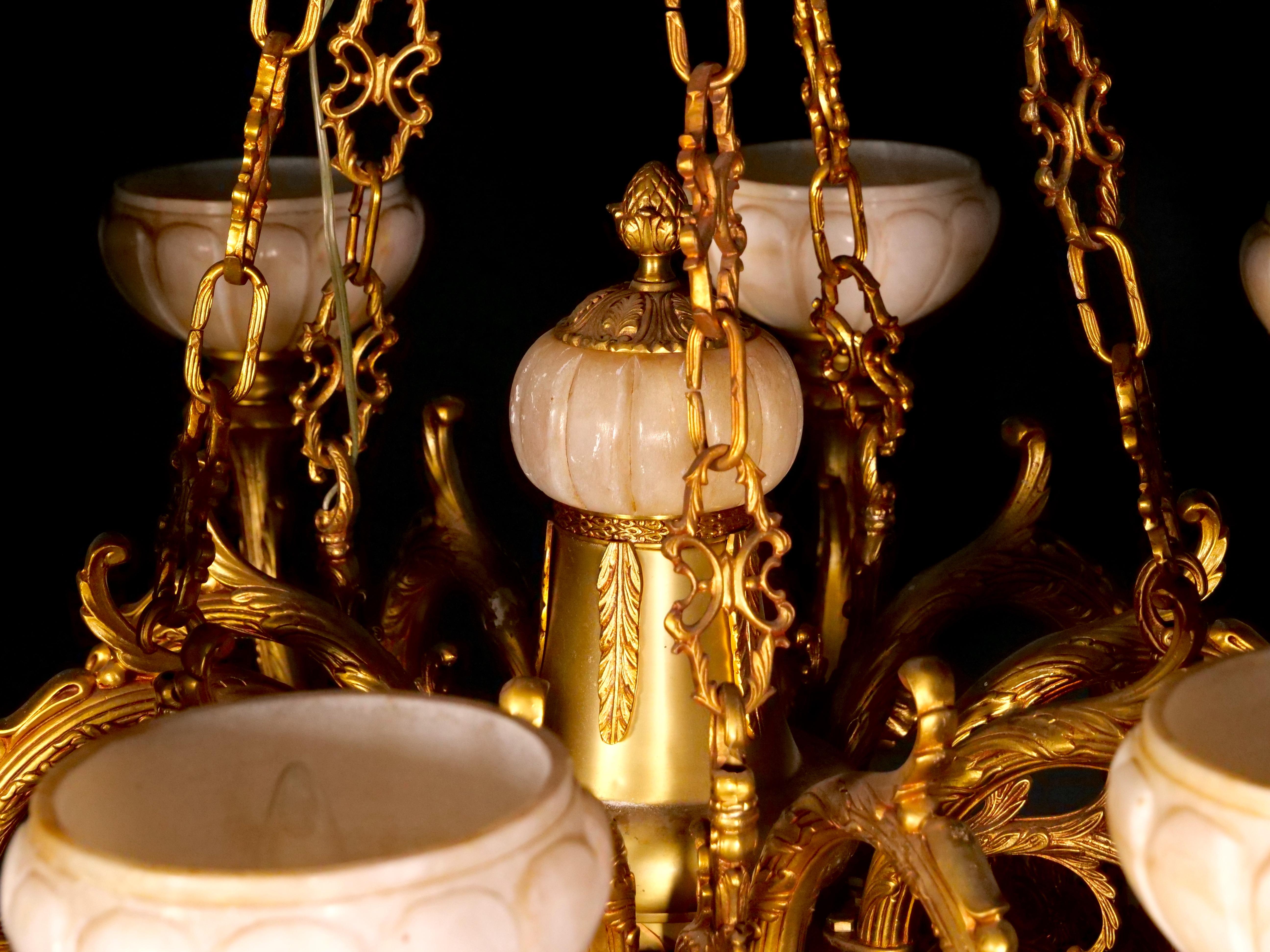Sehr beeindruckender zehnflammiger Kronleuchter aus vergoldeter Bronze und montiertem Glas mit Alabasterschirmen im Angebot 3