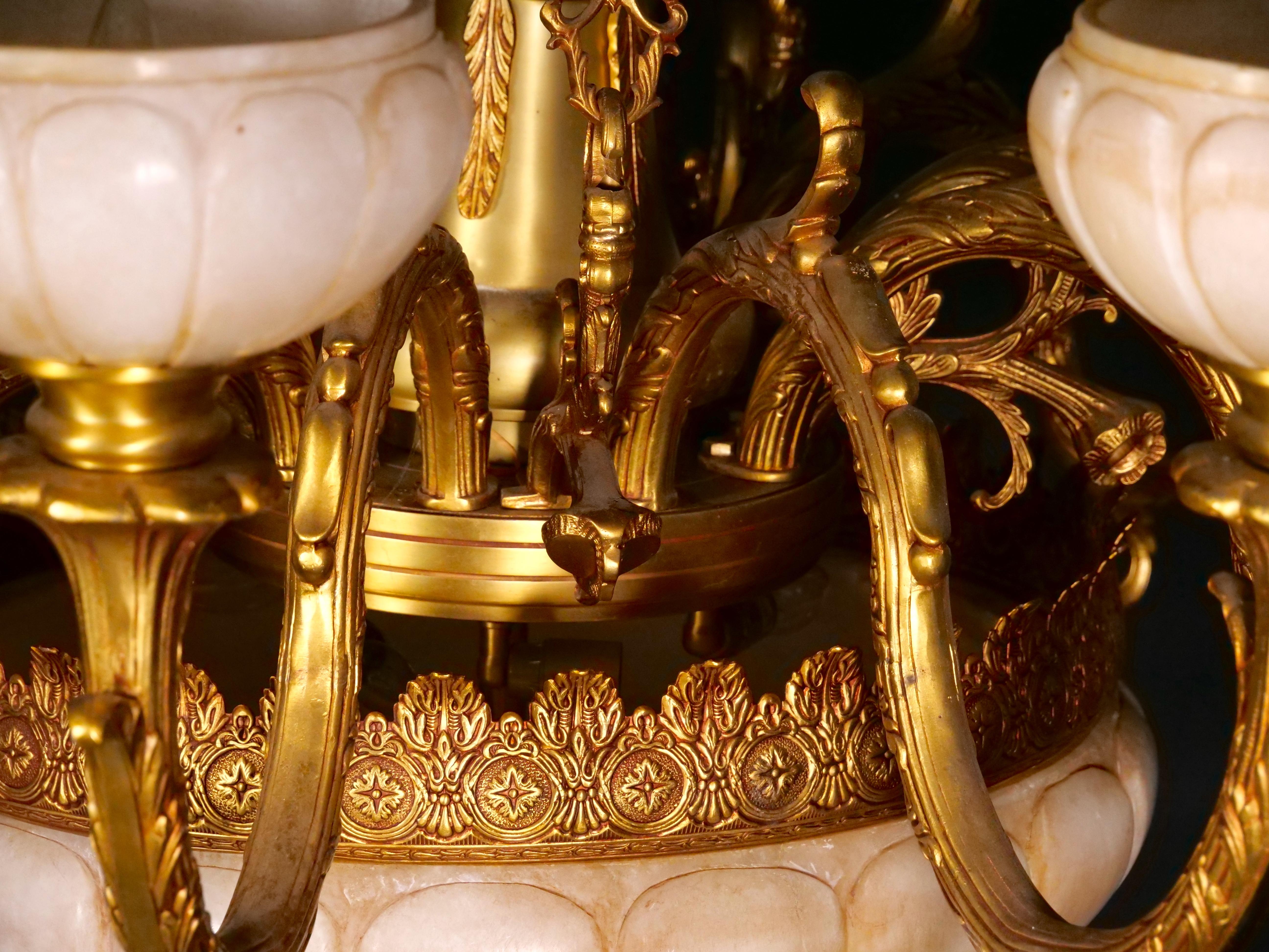 Sehr beeindruckender zehnflammiger Kronleuchter aus vergoldeter Bronze und montiertem Glas mit Alabasterschirmen im Angebot 4