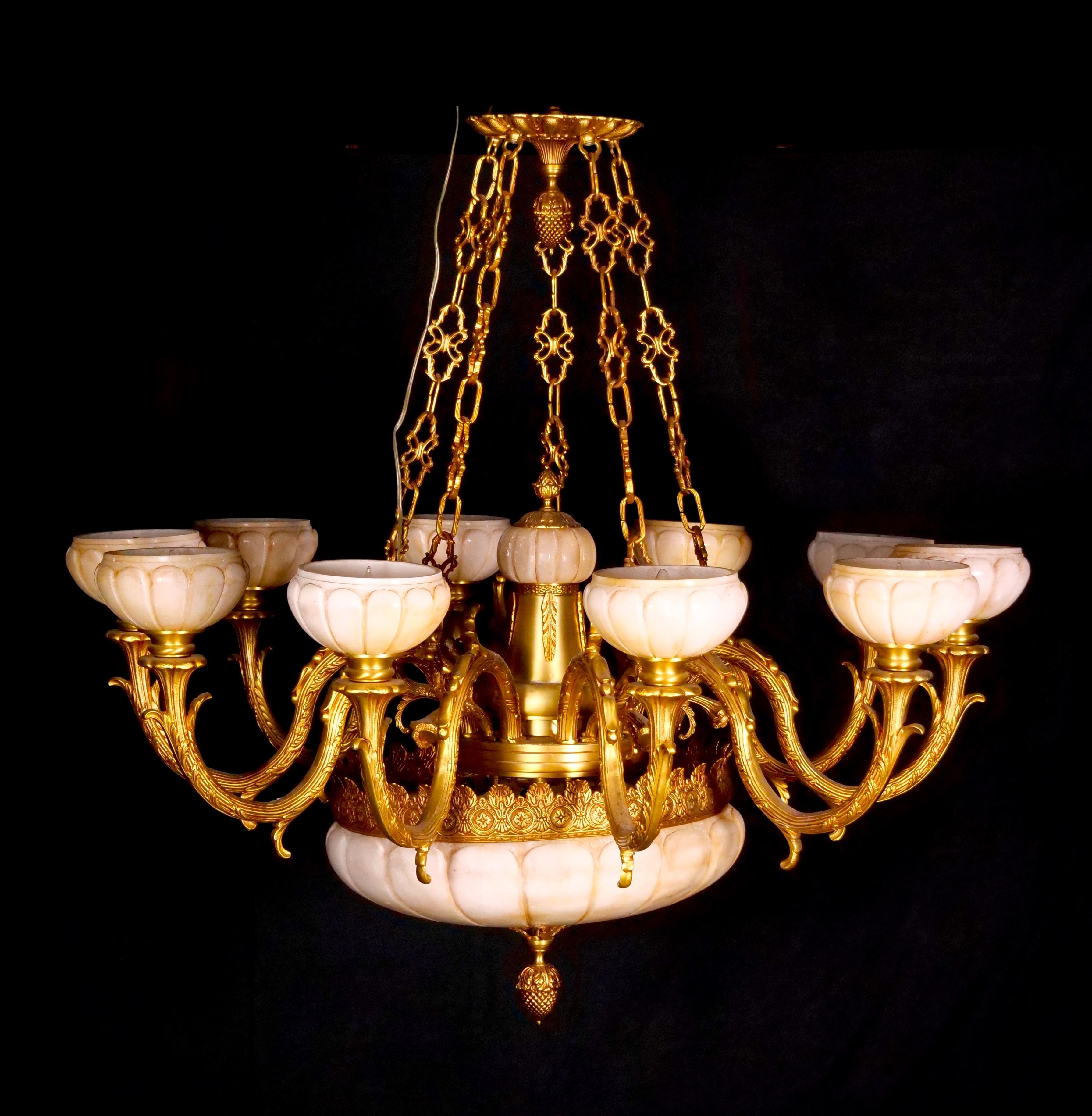 Très impressionnant lustre à dix lumières en bronze doré avec abat-jour en verre d'albâtre en vente 4
