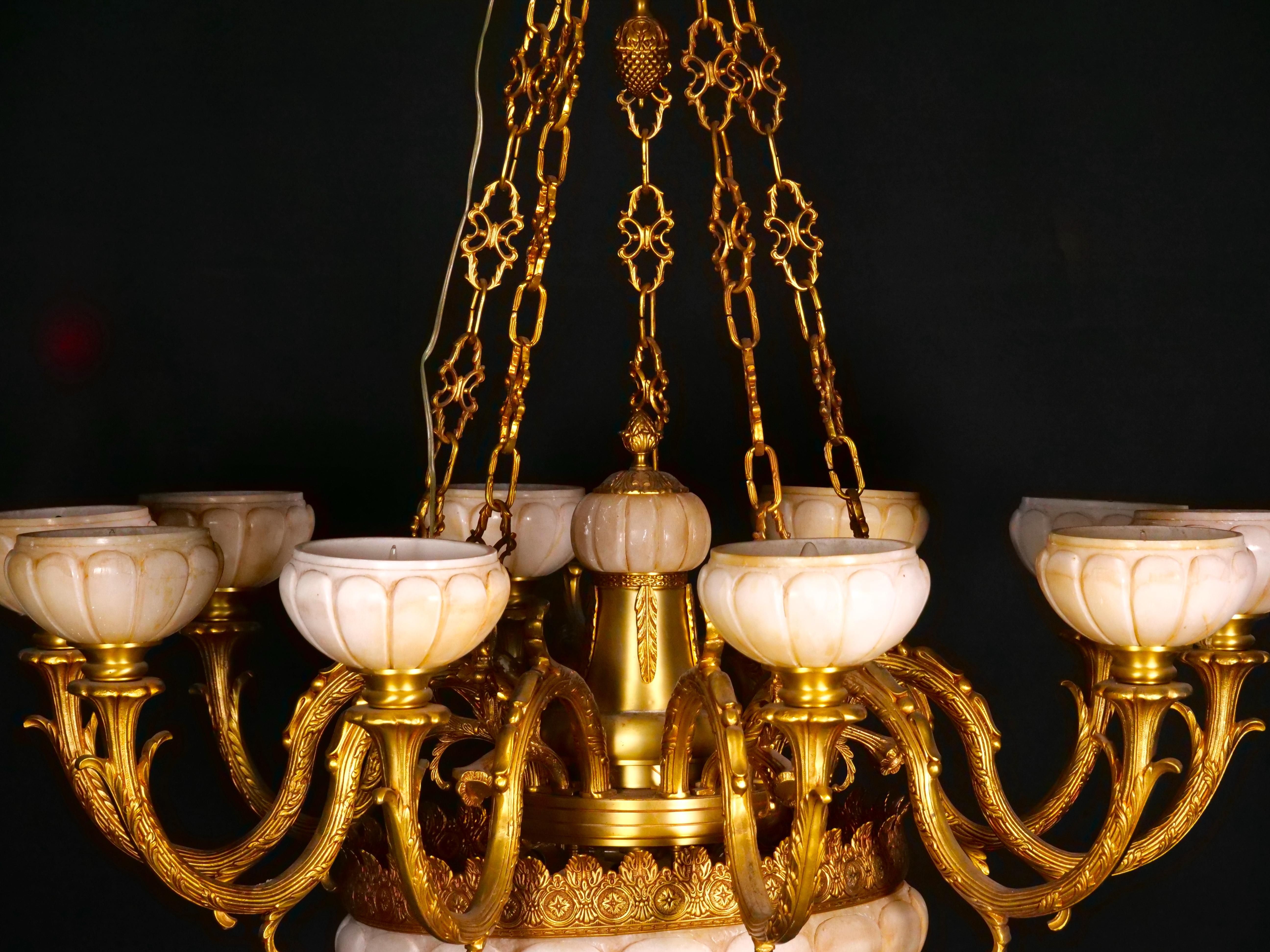 Empire Très impressionnant lustre à dix lumières en bronze doré avec abat-jour en verre d'albâtre en vente