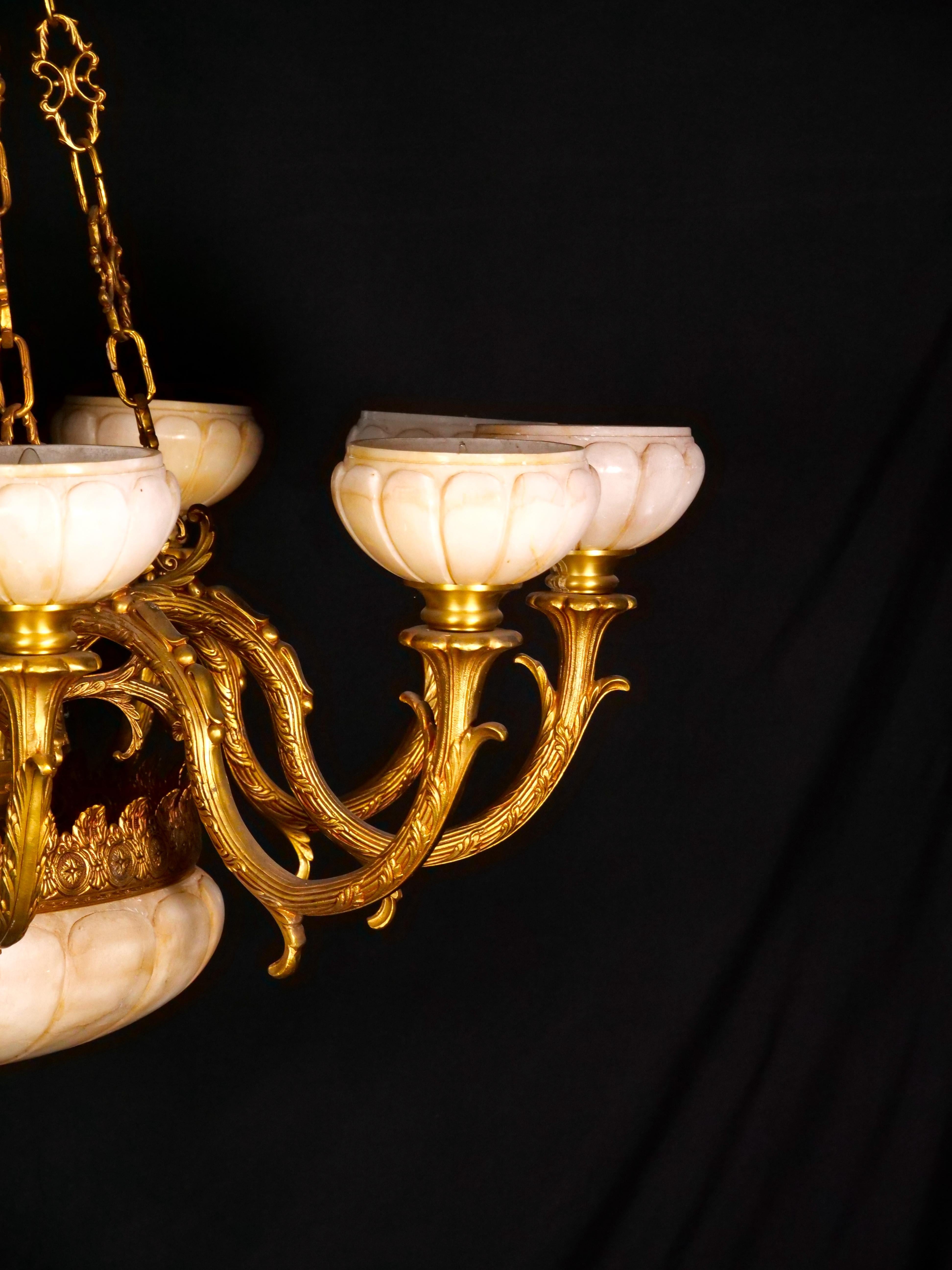 Sehr beeindruckender zehnflammiger Kronleuchter aus vergoldeter Bronze und montiertem Glas mit Alabasterschirmen (Französisch) im Angebot