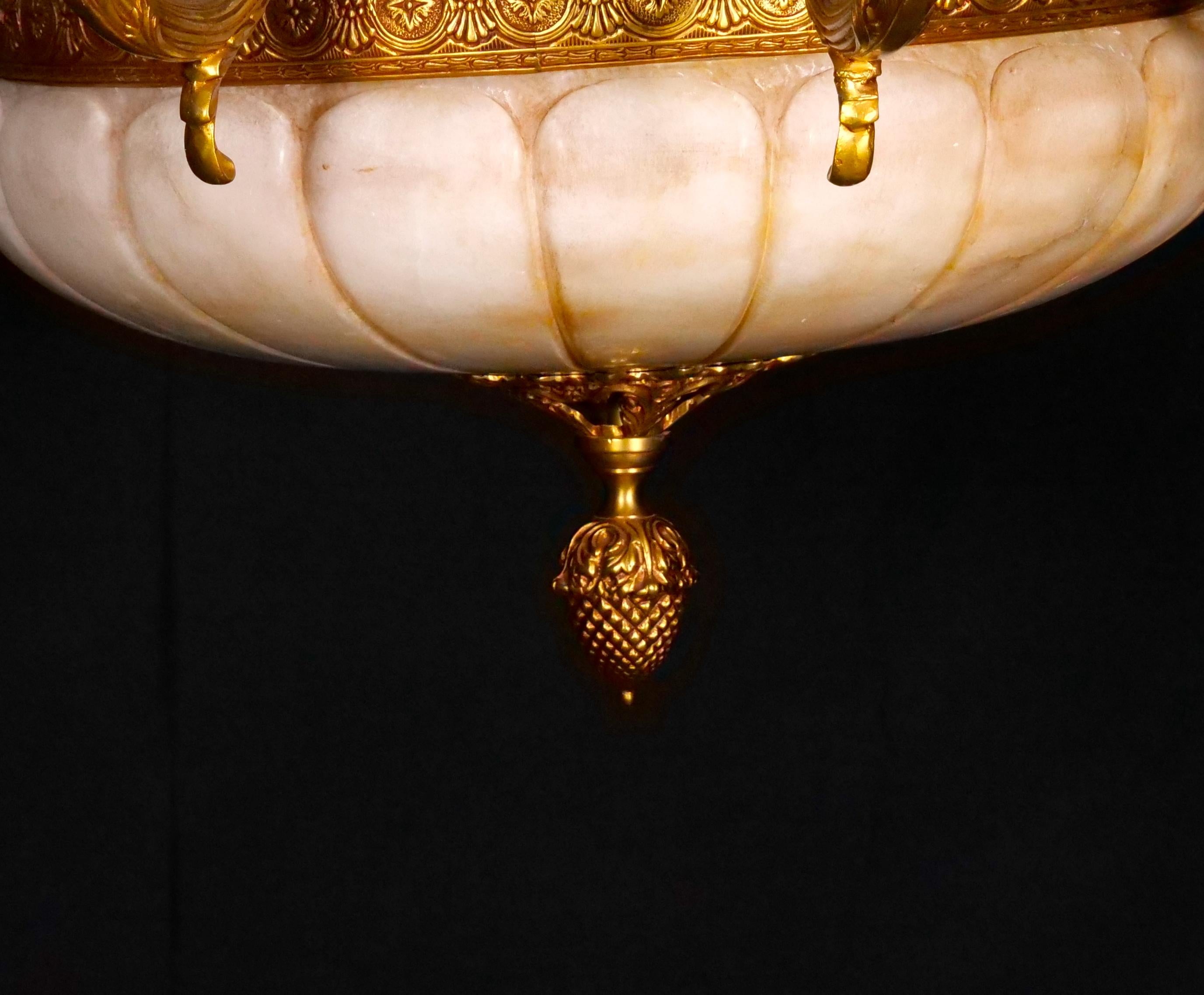 Fait main Très impressionnant lustre à dix lumières en bronze doré avec abat-jour en verre d'albâtre en vente