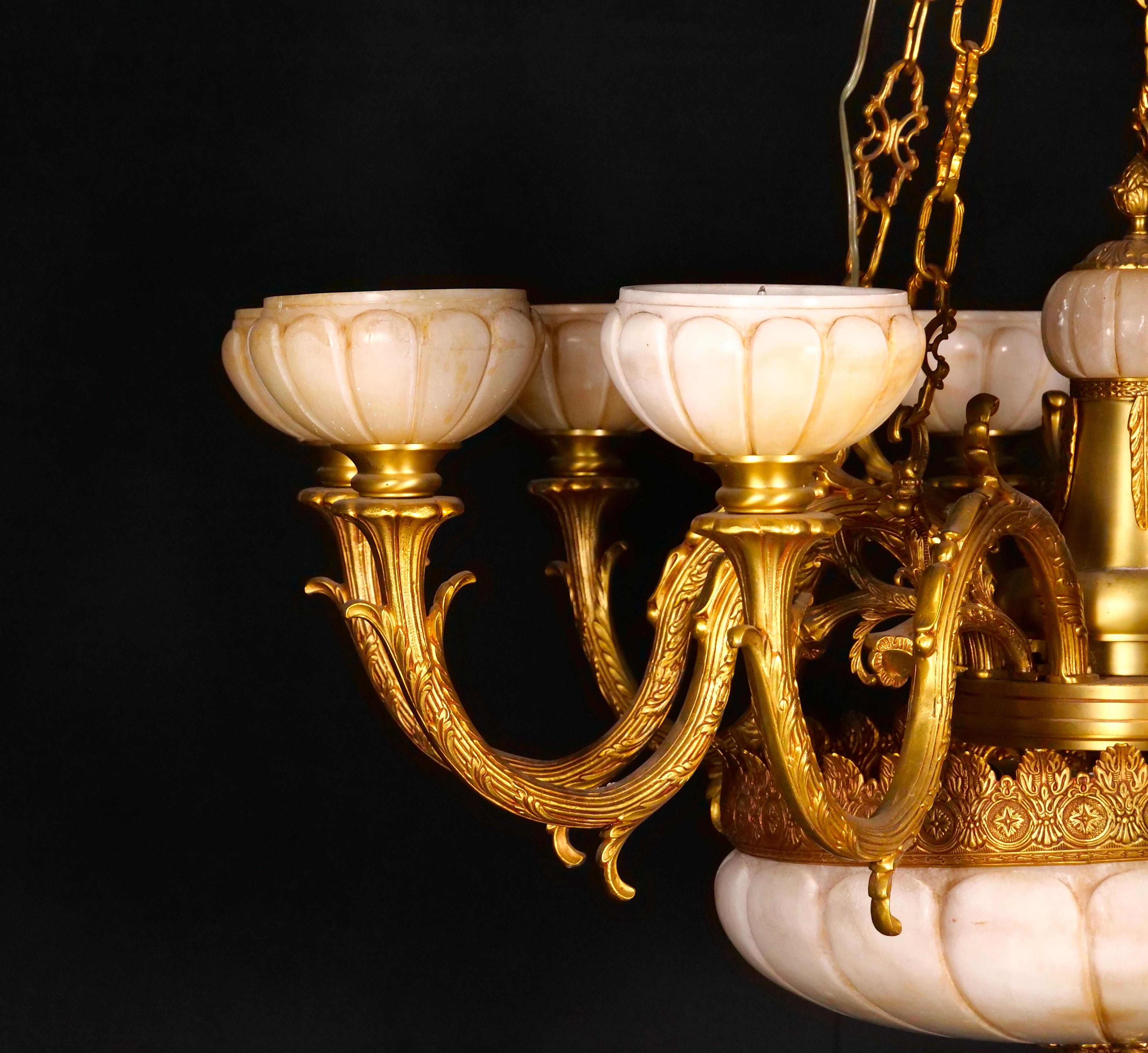 Sehr beeindruckender zehnflammiger Kronleuchter aus vergoldeter Bronze und montiertem Glas mit Alabasterschirmen im Zustand „Gut“ im Angebot in Tarry Town, NY