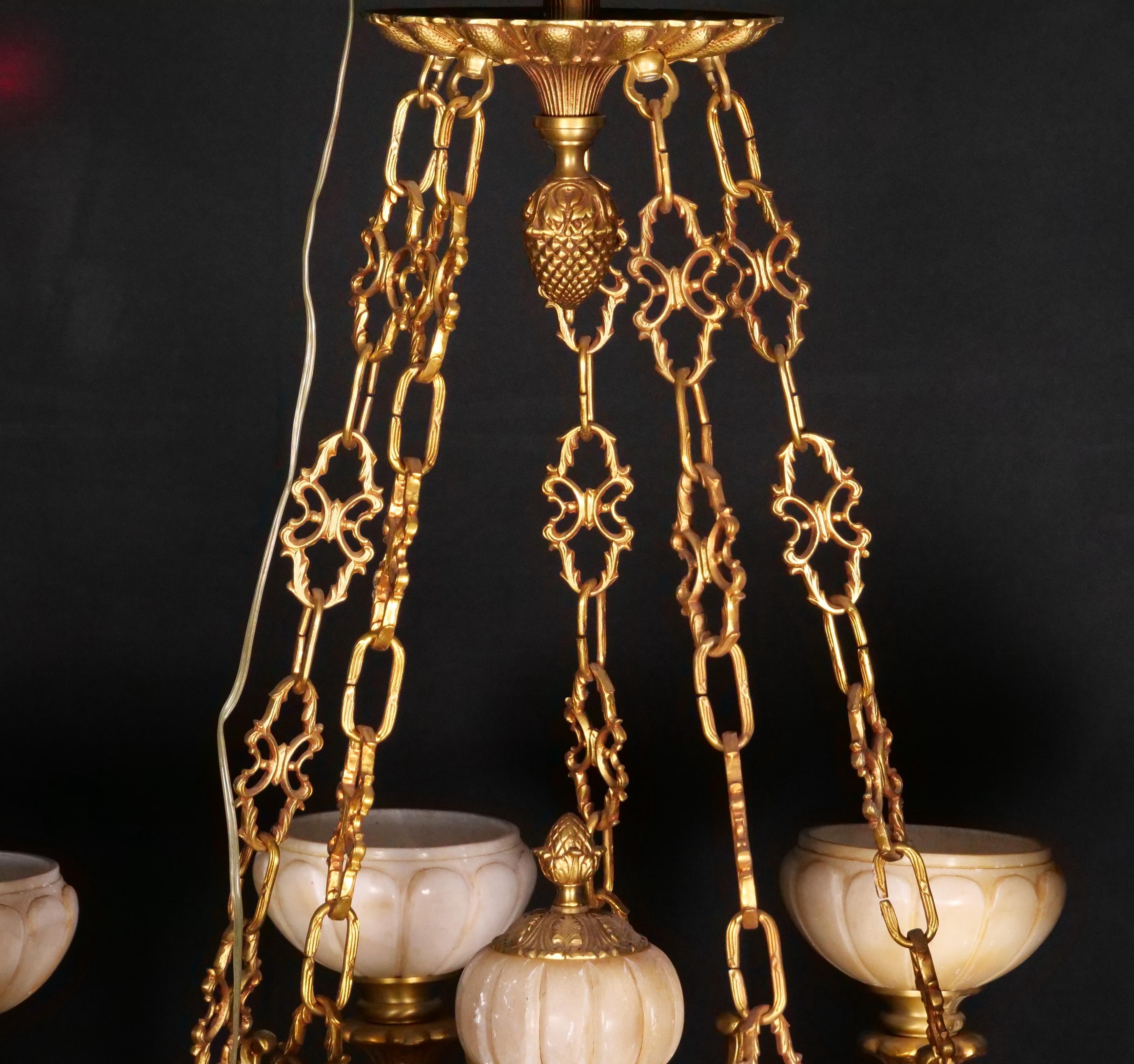 XIXe siècle Très impressionnant lustre à dix lumières en bronze doré avec abat-jour en verre d'albâtre en vente