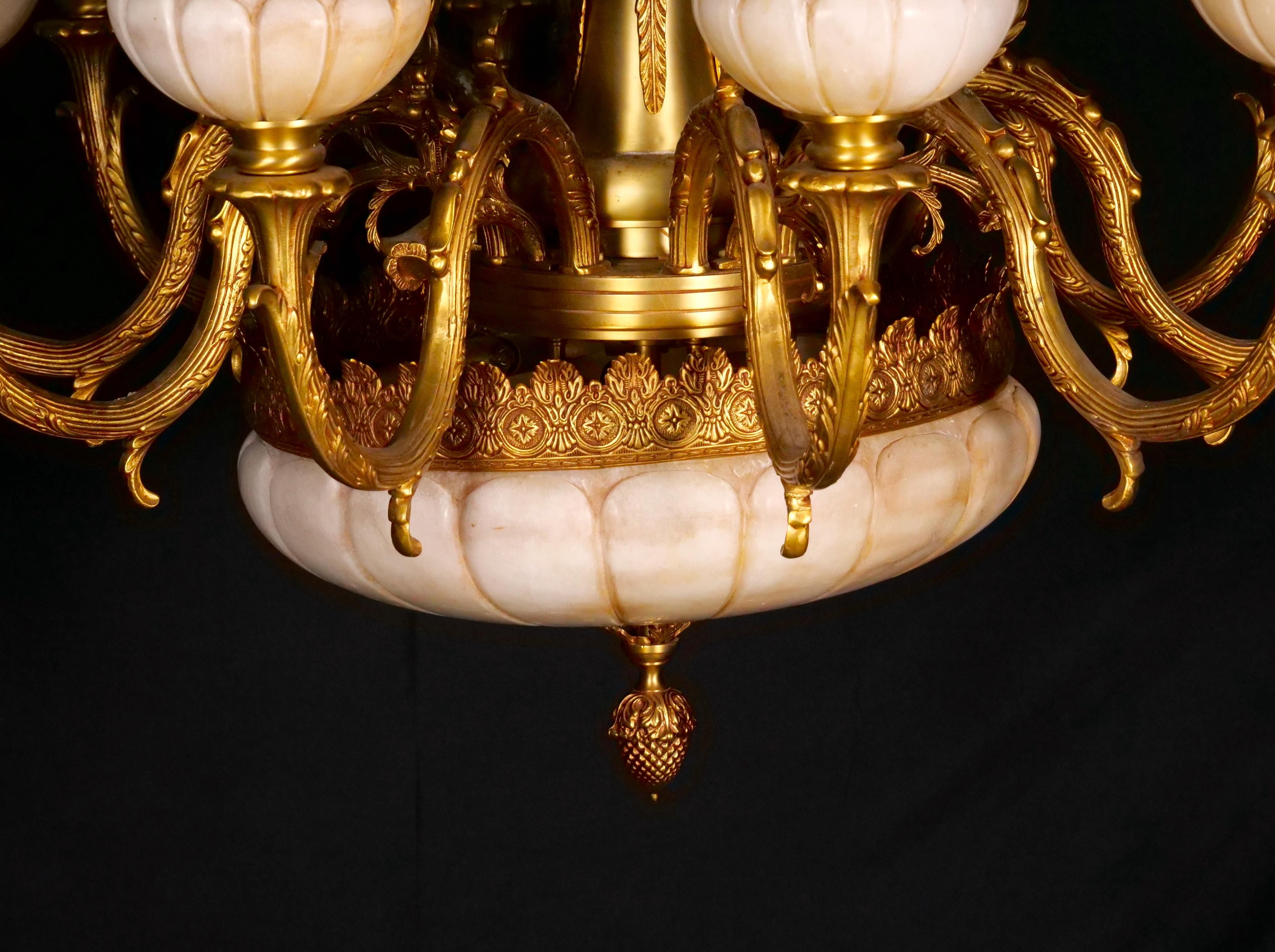 Bronze Très impressionnant lustre à dix lumières en bronze doré avec abat-jour en verre d'albâtre en vente