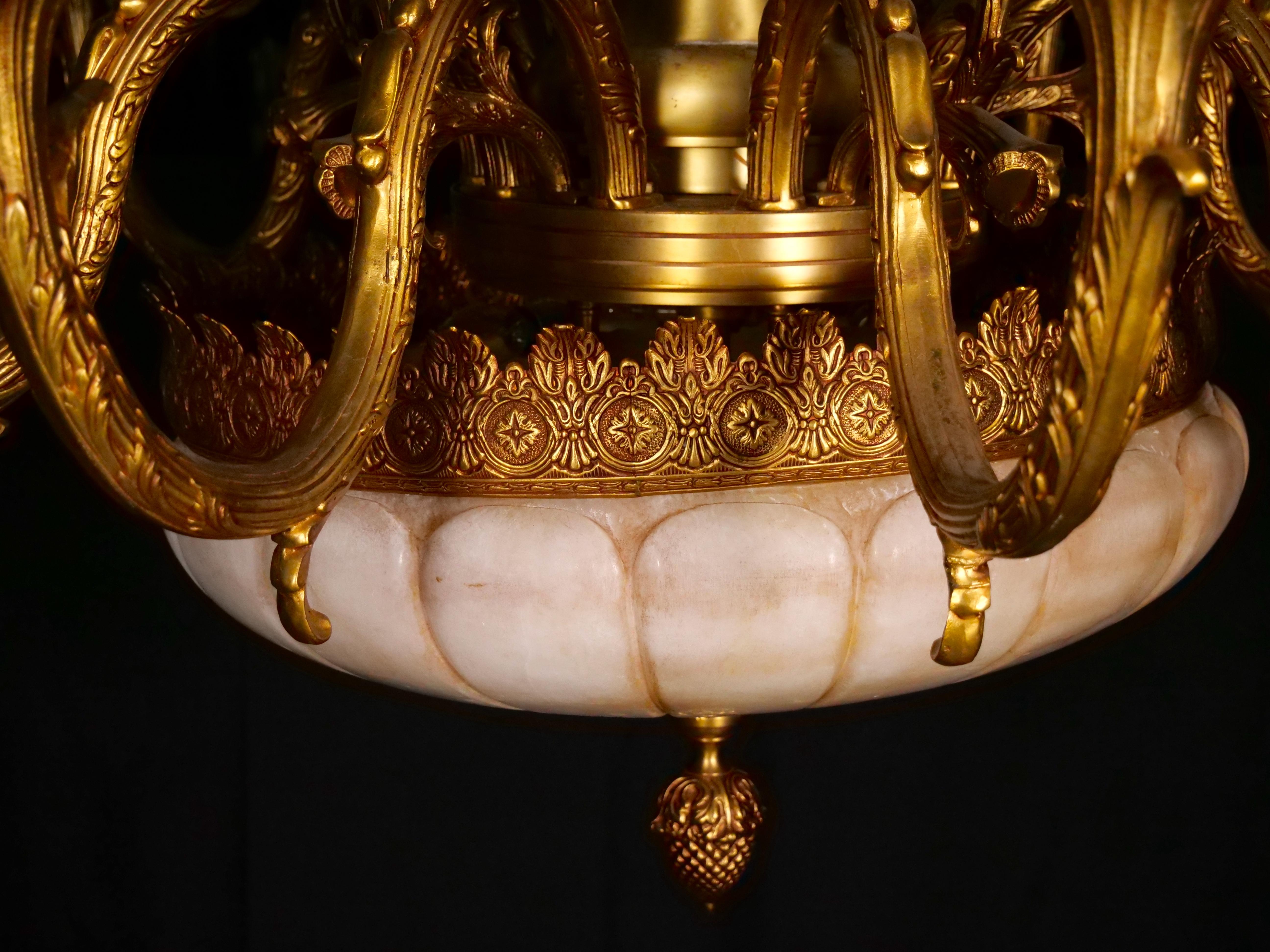 Très impressionnant lustre à dix lumières en bronze doré avec abat-jour en verre d'albâtre en vente 1