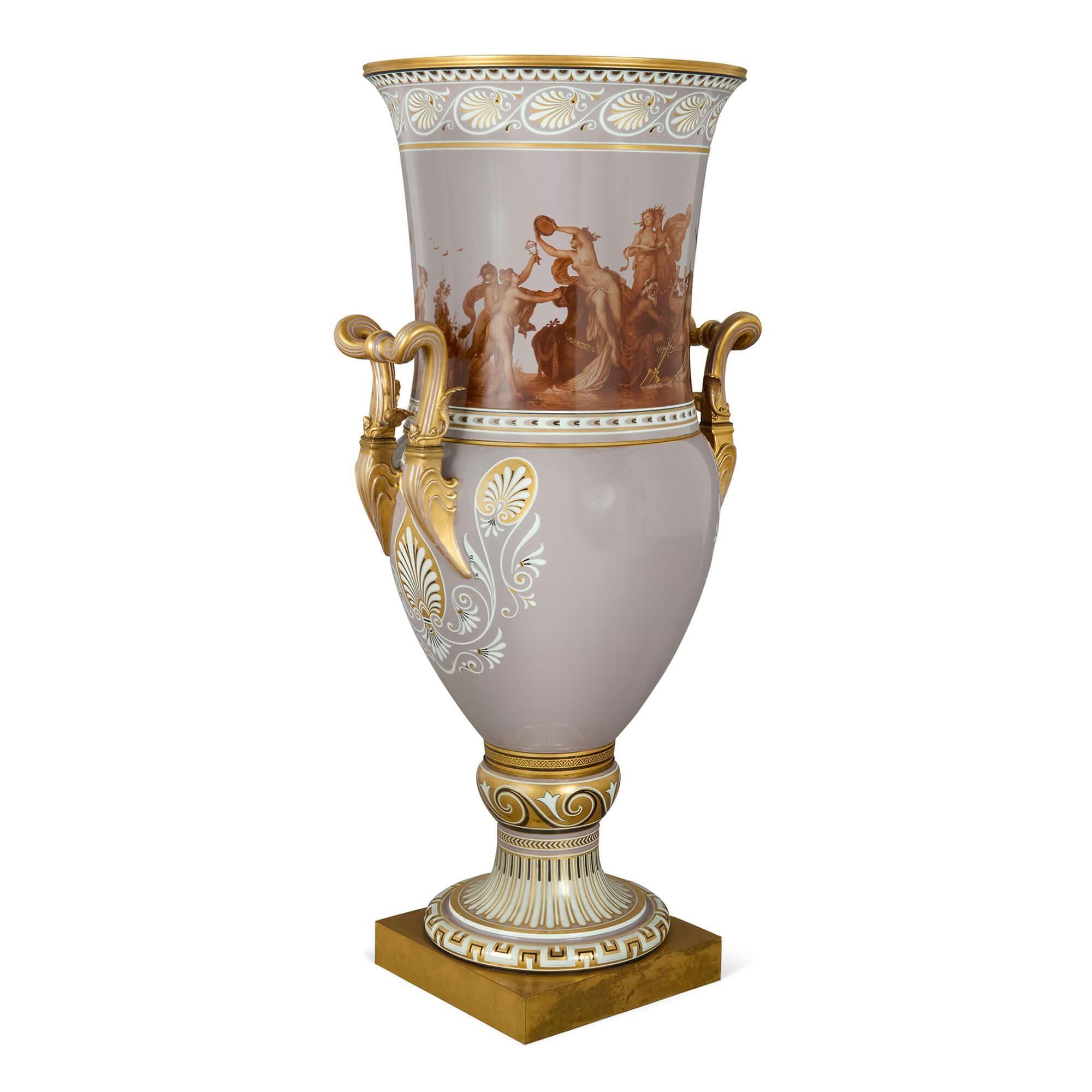 Monumental vase de style néoclassique de Sèvres du XIXe siècle à fond mauve 
Français, C.I.C.
Hauteur 152 cm, largeur 72 cm, profondeur 66 cm

Ce remarquable vase de Sèvres, datant de 1878, a probablement été fabriqué comme pièce d'exposition pour