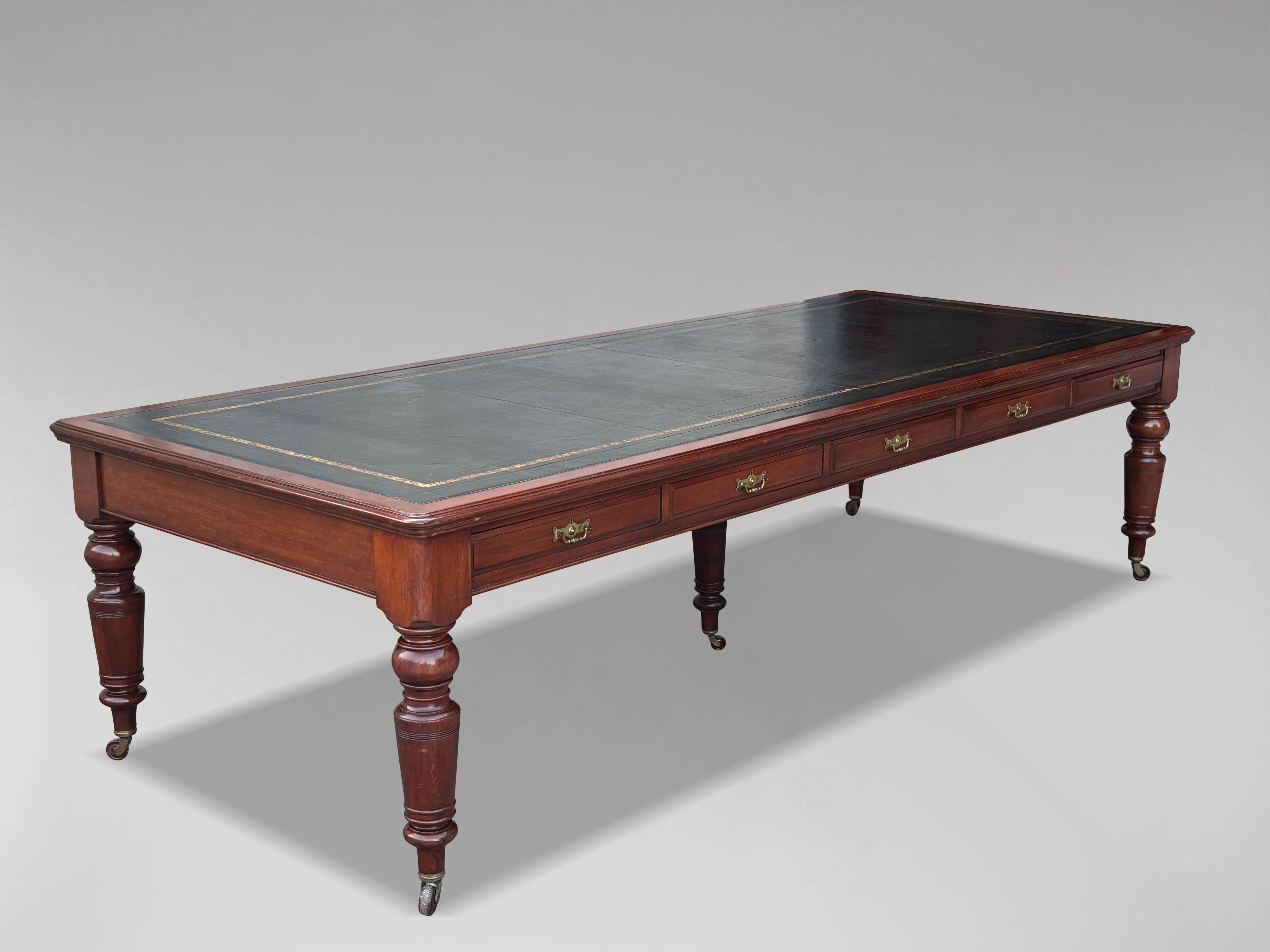 Très impressionnante table à écrire de bibliothèque monumentale en acajou du milieu du XIXe siècle

Voici une table de conférence ou de bibliothèque en acajou du milieu du XIXe siècle de l'époque victorienne, vraiment impressionnante et monumentale.