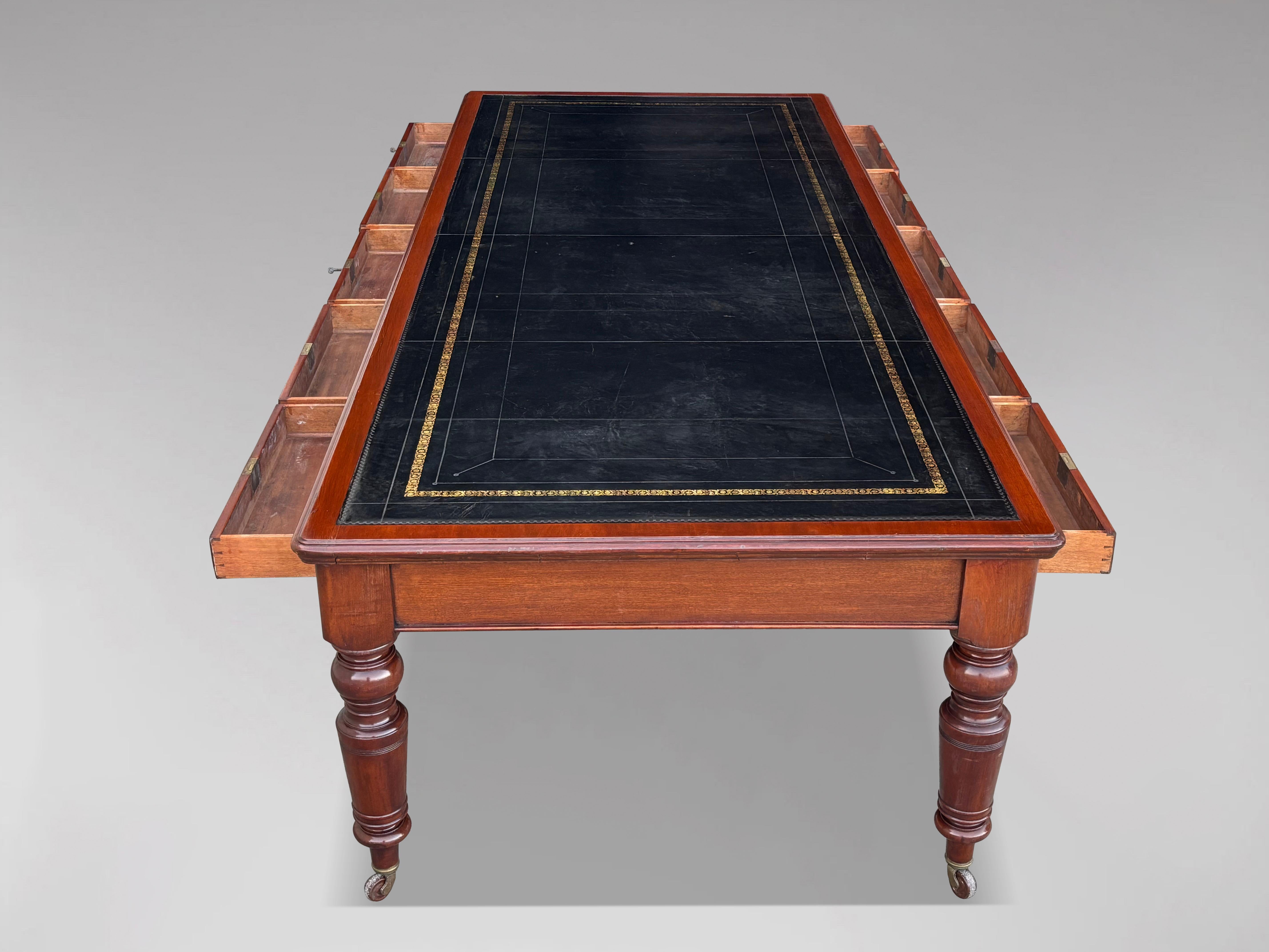 XIXe siècle Très impressionnante table de conférence en acajou du milieu du 19e siècle de l'époque victorienne en vente