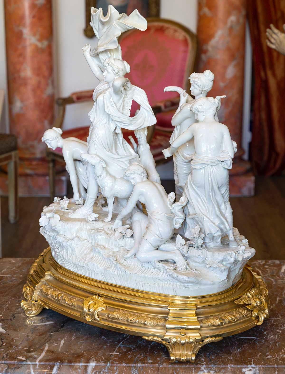 Diana la Cazadora y sus Ninfas
Importante grupo escultórico de porcelana blanca esmaltada que representa a la Diosa Diana Cazadora y sus Ninfas, con su jauría de perros
Descansa sobre una terraza cincelada y dorada en ormolu.
Marcado con N coronada