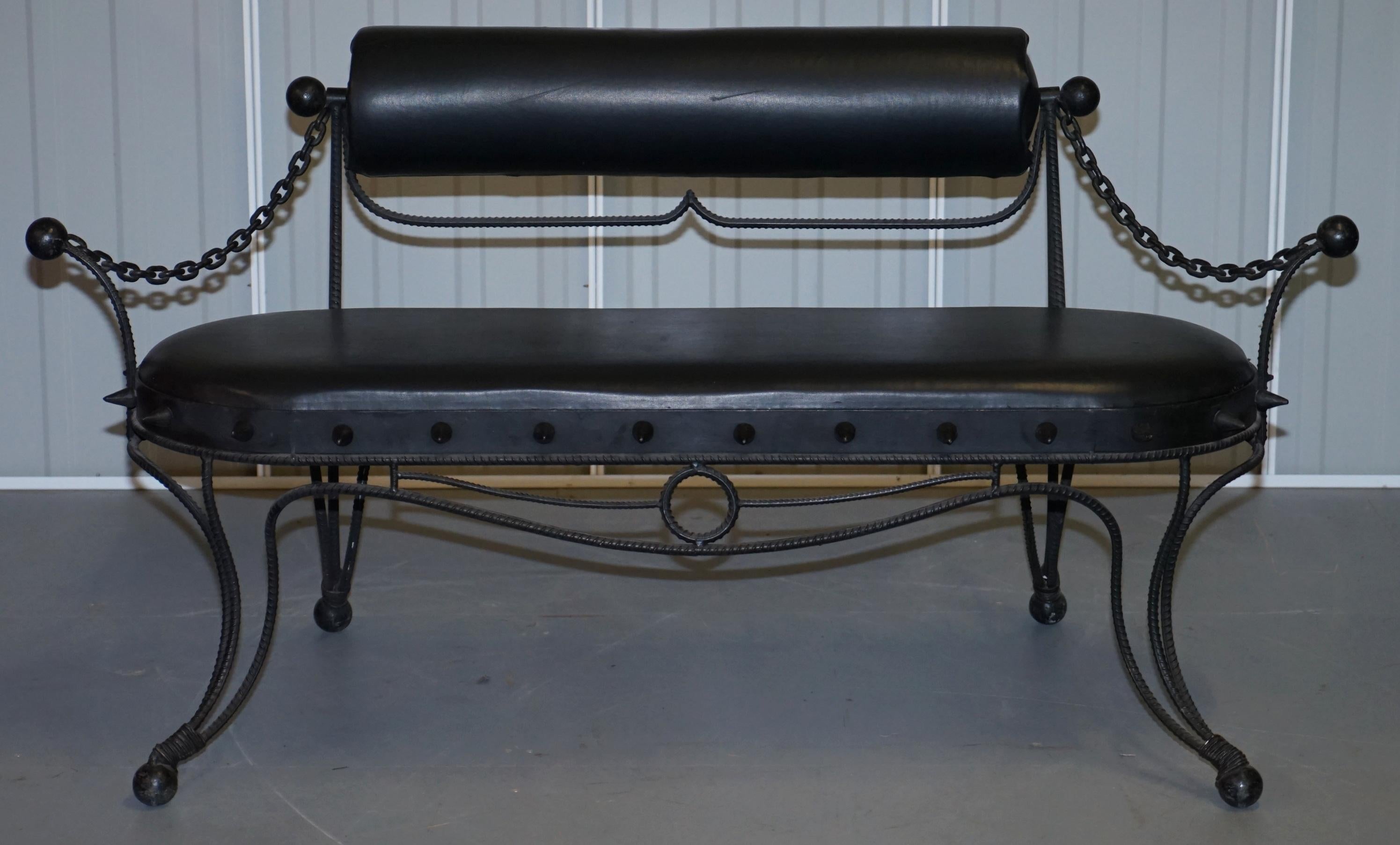 Nous sommes ravis de proposer à la vente cet intéressant banc de donjon gothique sexy en métal

Eh bien, par où commencer, quelle pièce intéressante..... Umm... on dirait qu'il provient d'un film pour adultes, avec une scène de donjon peut-être. Ce
