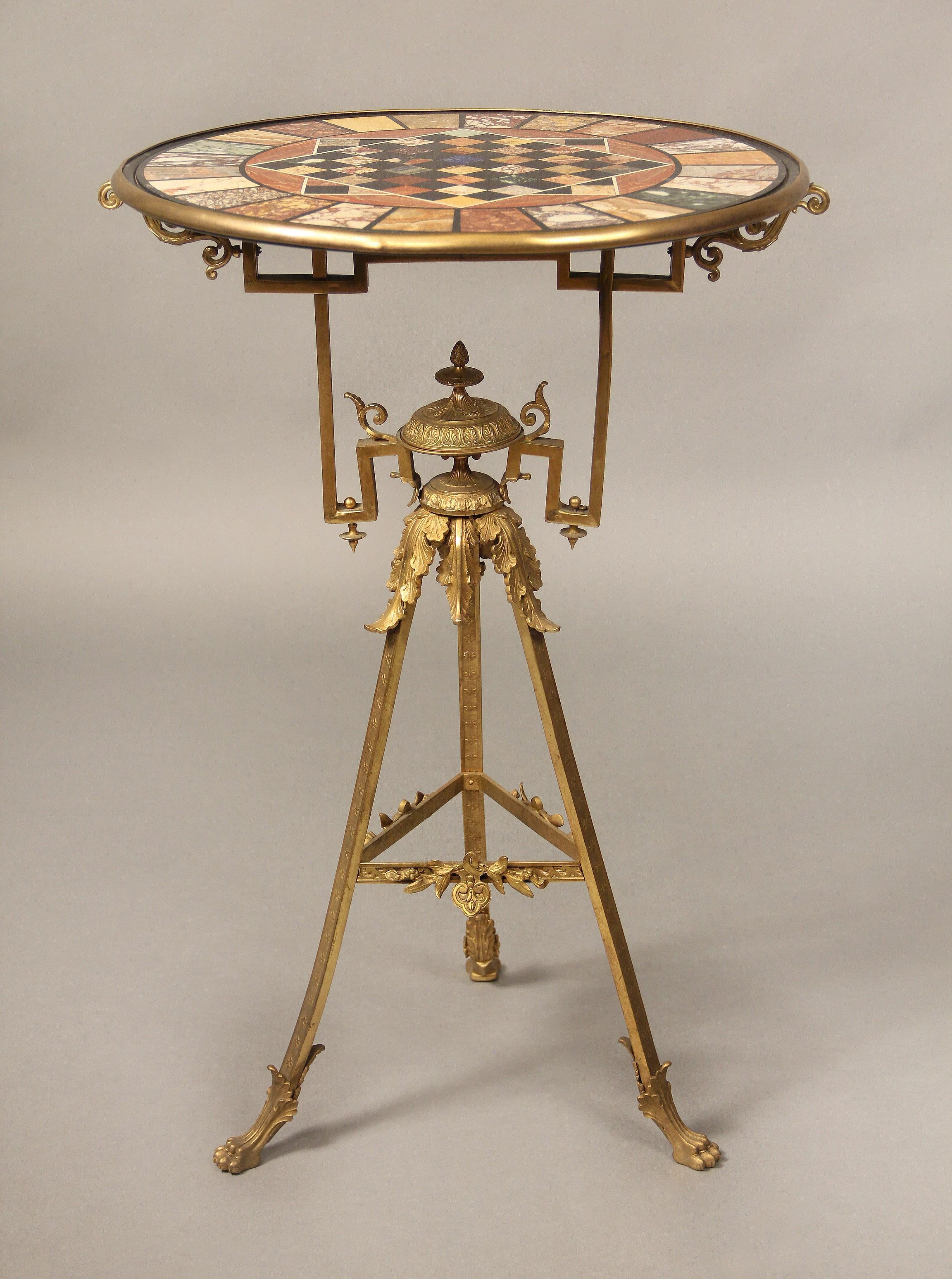 Une très intéressante table de jeu italienne de la fin du 19ème siècle en bronze doré avec plateau en marbre

Le plateau circulaire incrusté d'un motif d'échiquier est entouré d'une variété de marbres dont du lapis-lazuli, du verde antico, de la