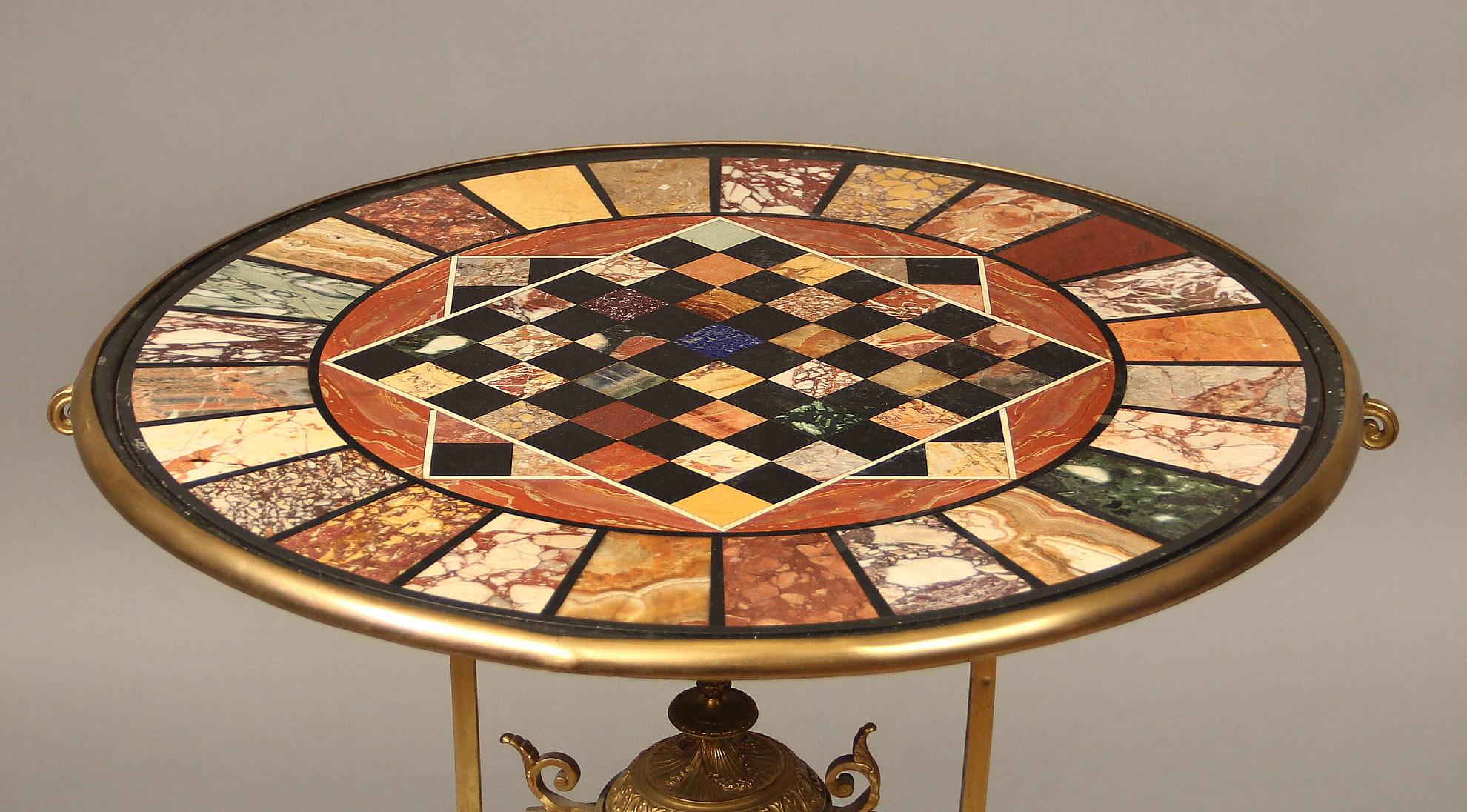 italien Spécimen très intéressant de table de jeu à plateau en marbre, en bronze doré de la fin du XIXe siècle en vente