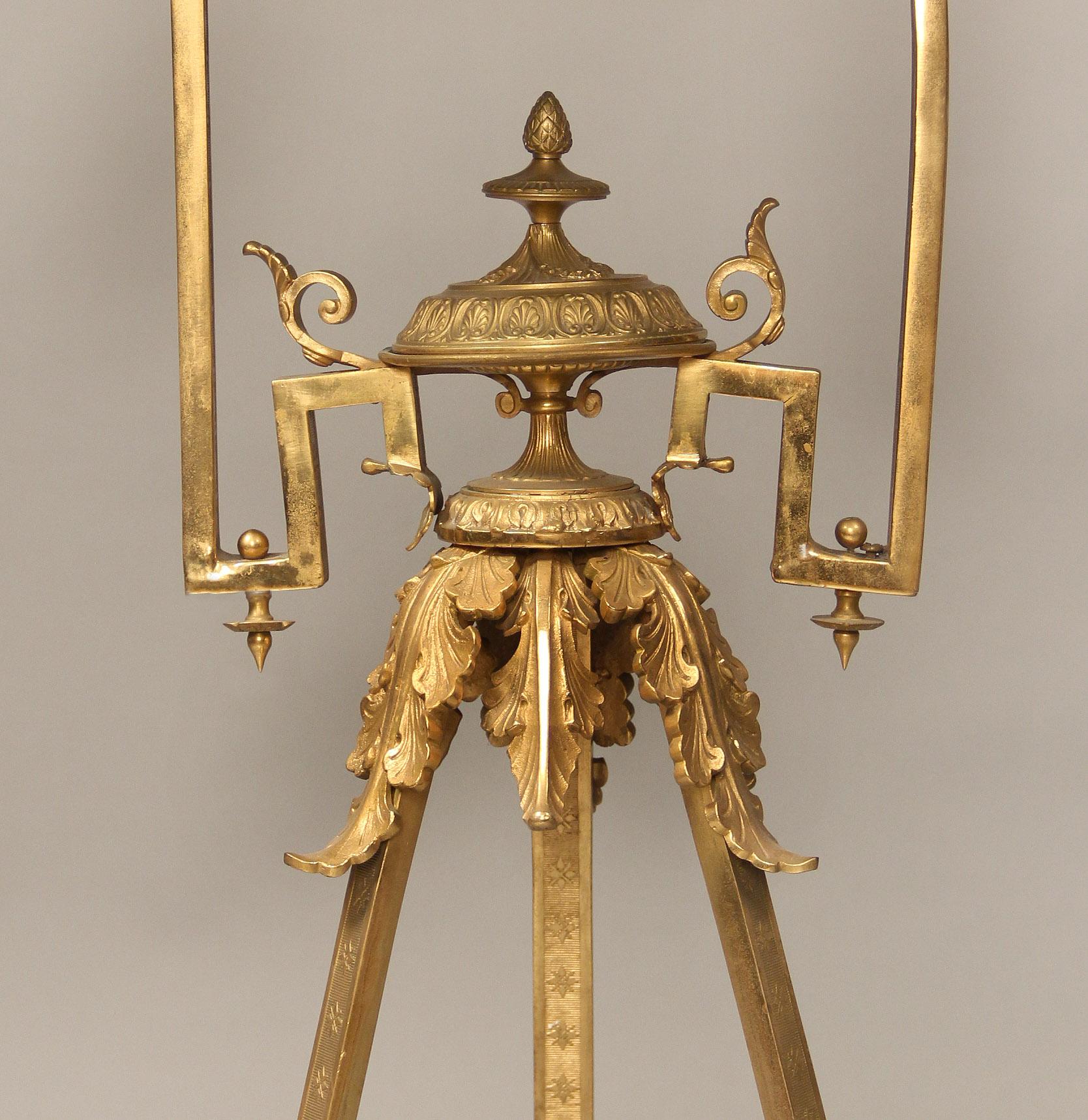 Doré Spécimen très intéressant de table de jeu à plateau en marbre, en bronze doré de la fin du XIXe siècle en vente