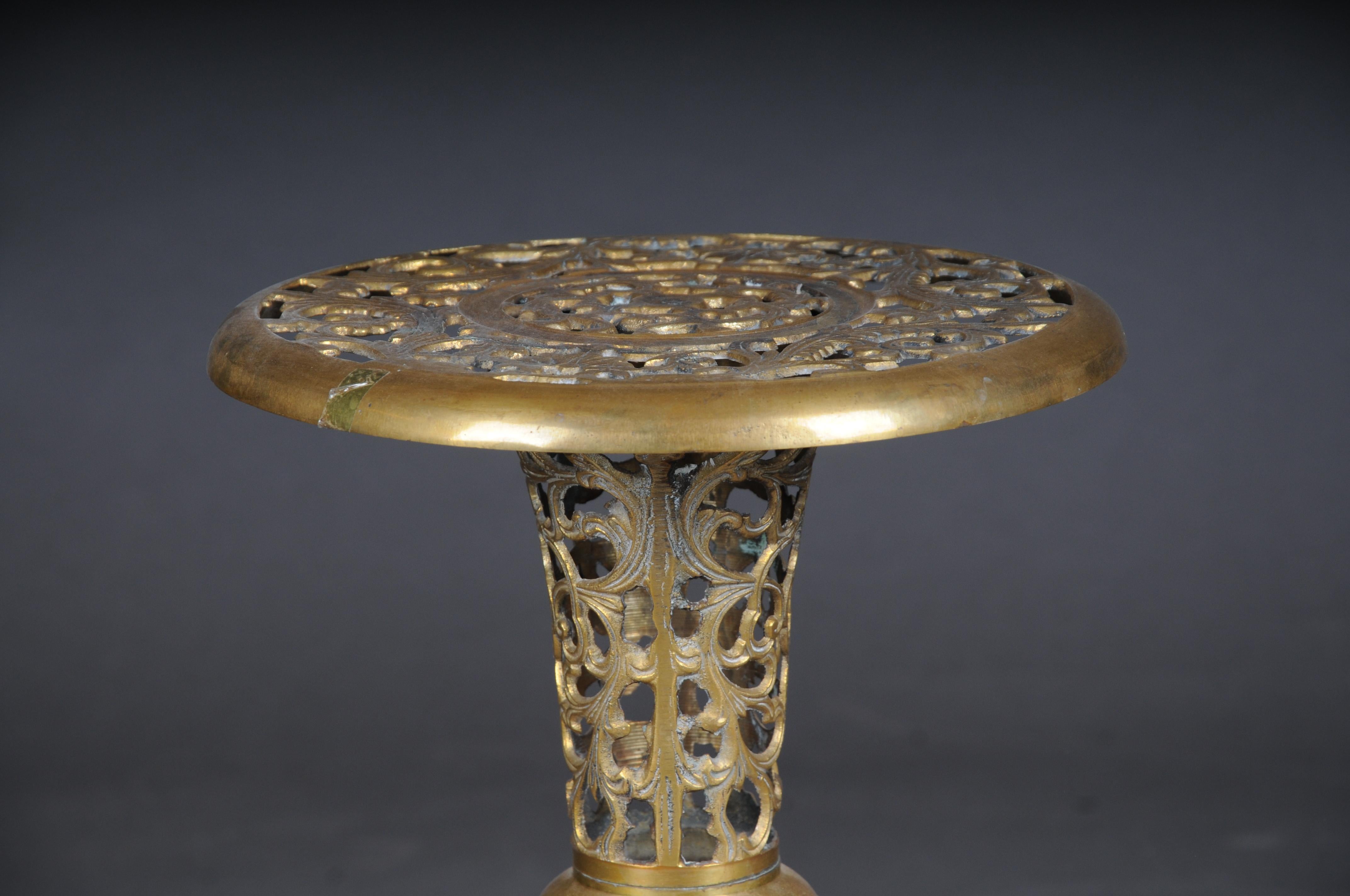 Very Interesting Ornate Moorish Brass Side Table In Good Condition For Sale In Berlin, DE