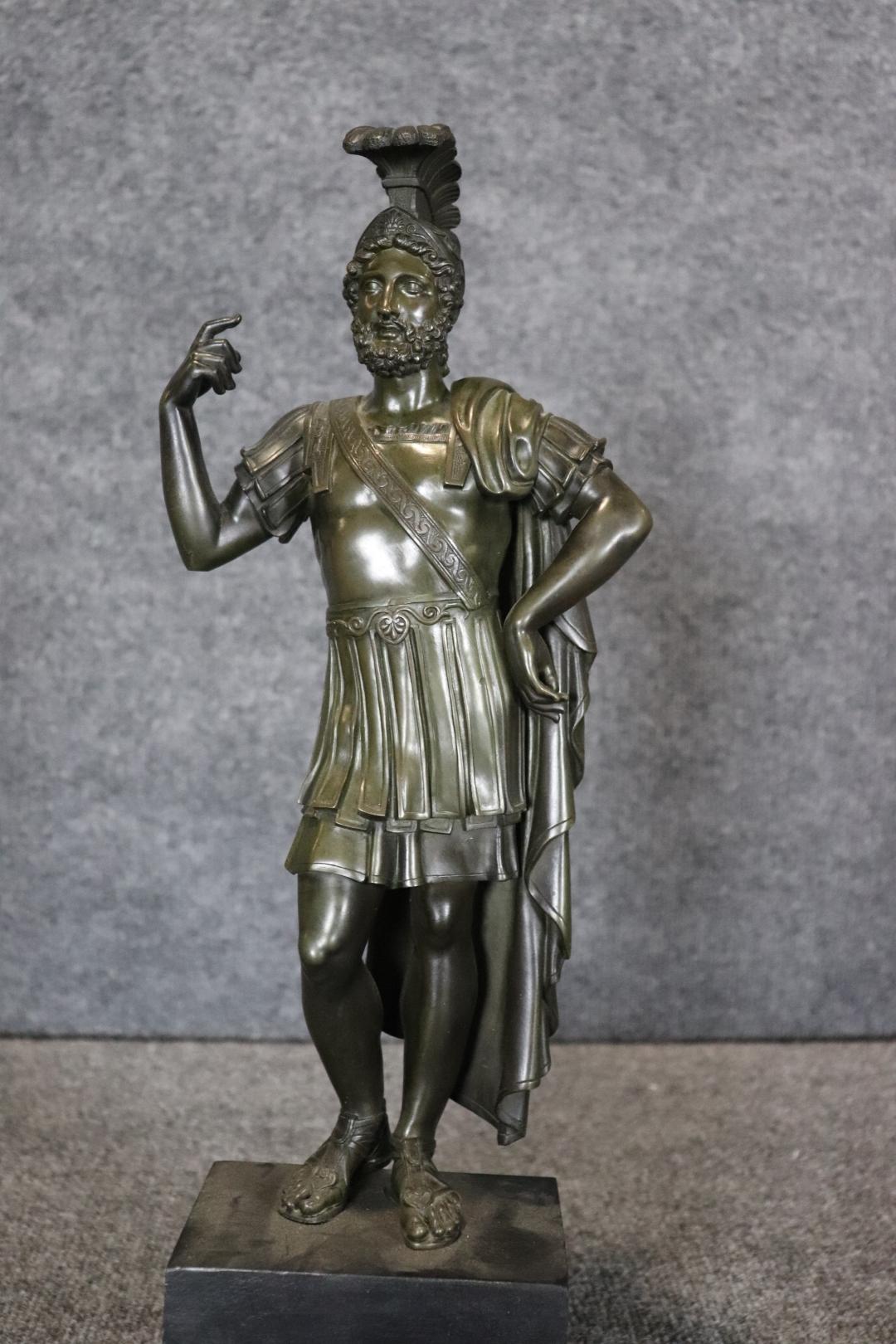 Presenta una statua romana in bronzo finemente fusa su una base in legno, un eccezionale pezzo decorativo che riecheggia la grandezza, il simbolismo e l'eleganza disciplinata dell'antichità classica. Con un'altezza di 19 1/4
