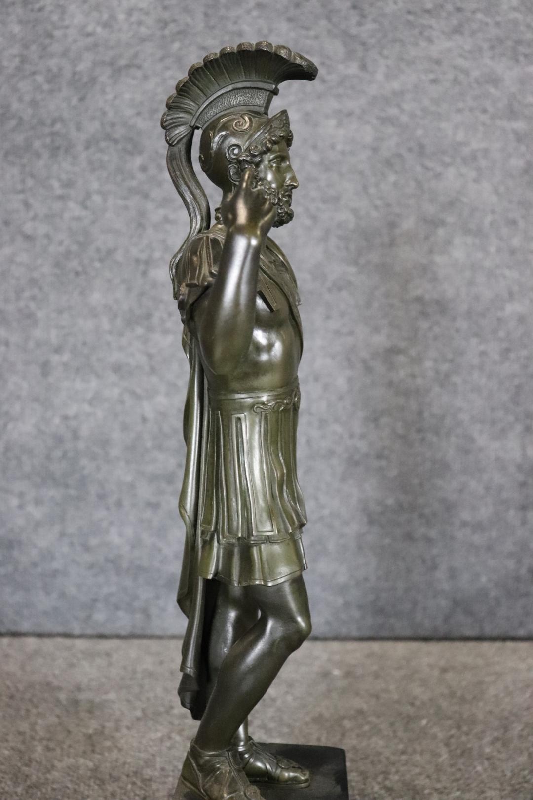 Statua in bronzo fuso molto complessa di un romano in piedi con orgoglio In condizioni buone in vendita a Swedesboro, NJ