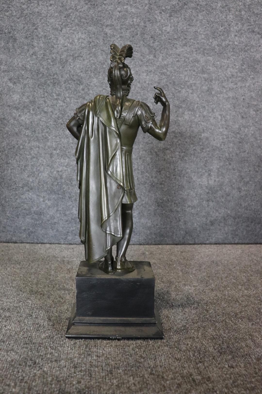 Inizio XX secolo Statua in bronzo fuso molto complessa di un romano in piedi con orgoglio in vendita