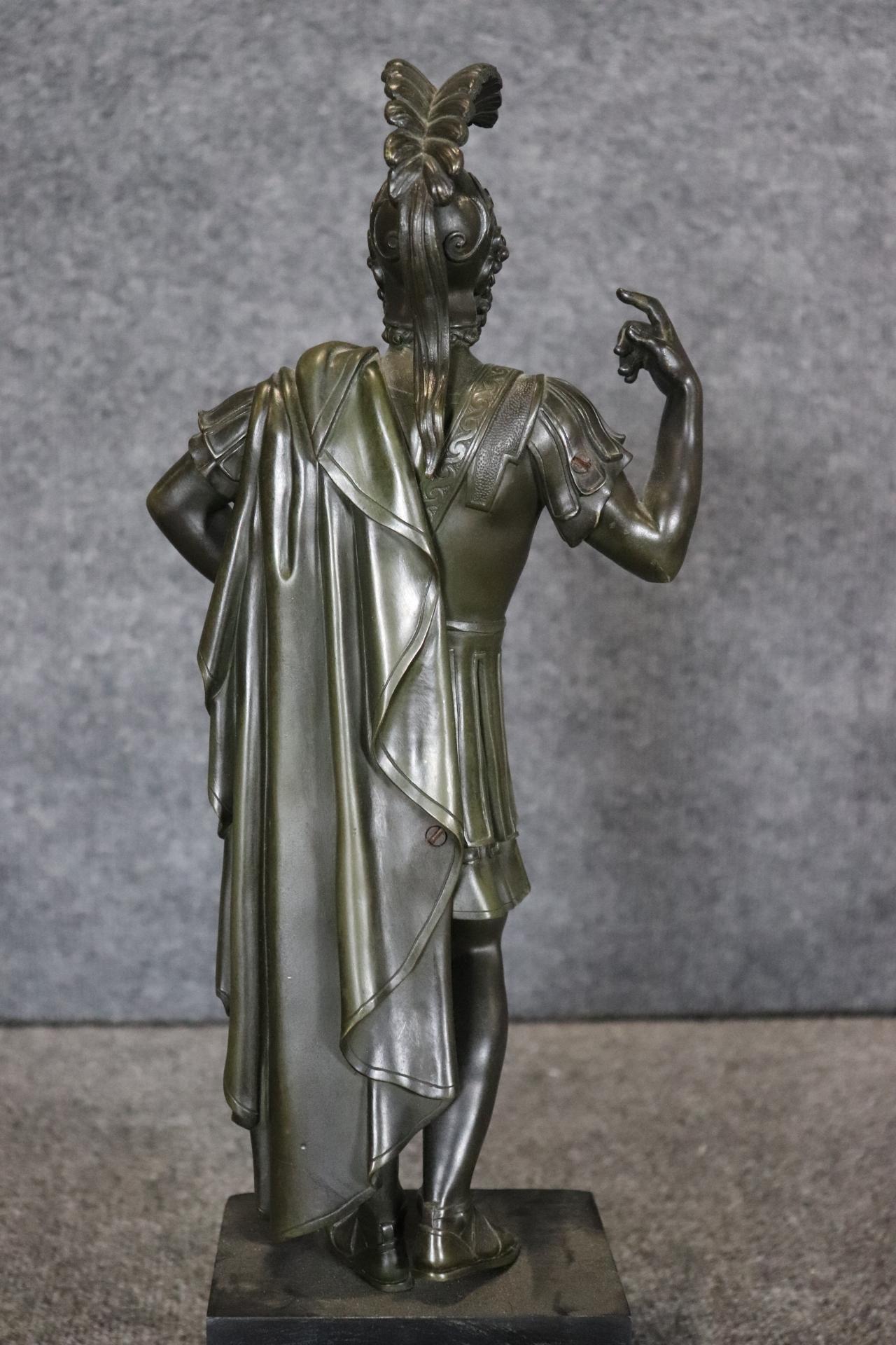 Bronzo Statua in bronzo fuso molto complessa di un romano in piedi con orgoglio in vendita
