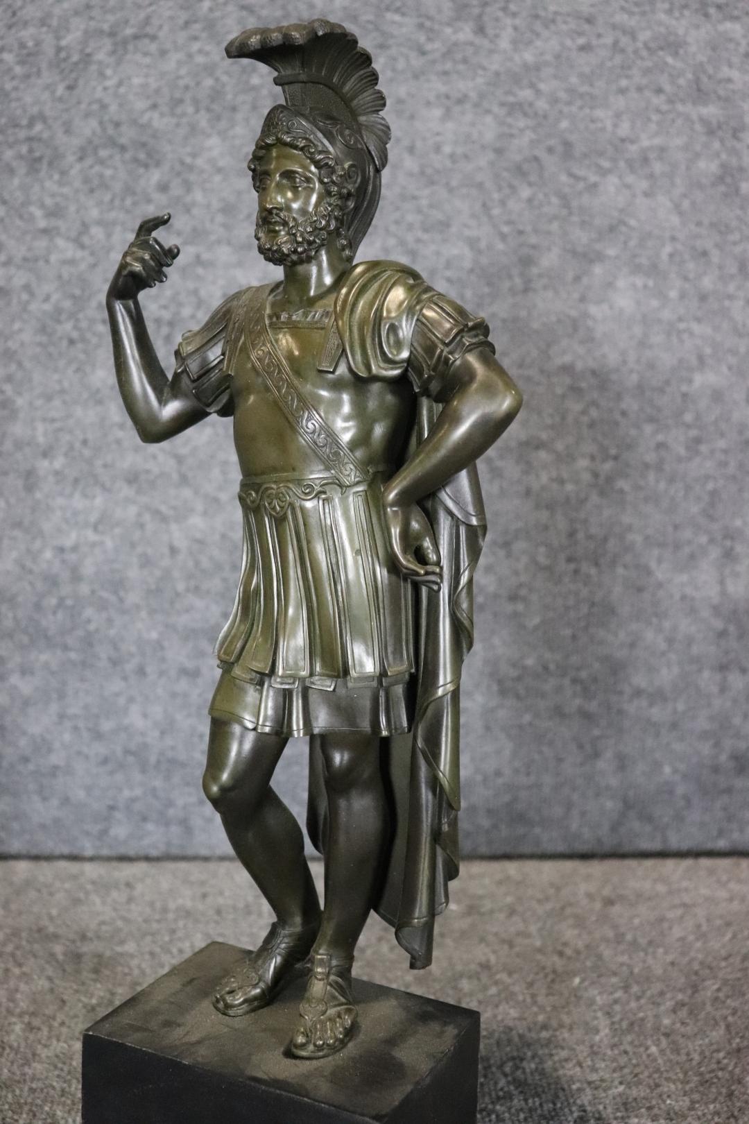 Statua in bronzo fuso molto complessa di un romano in piedi con orgoglio in vendita 1