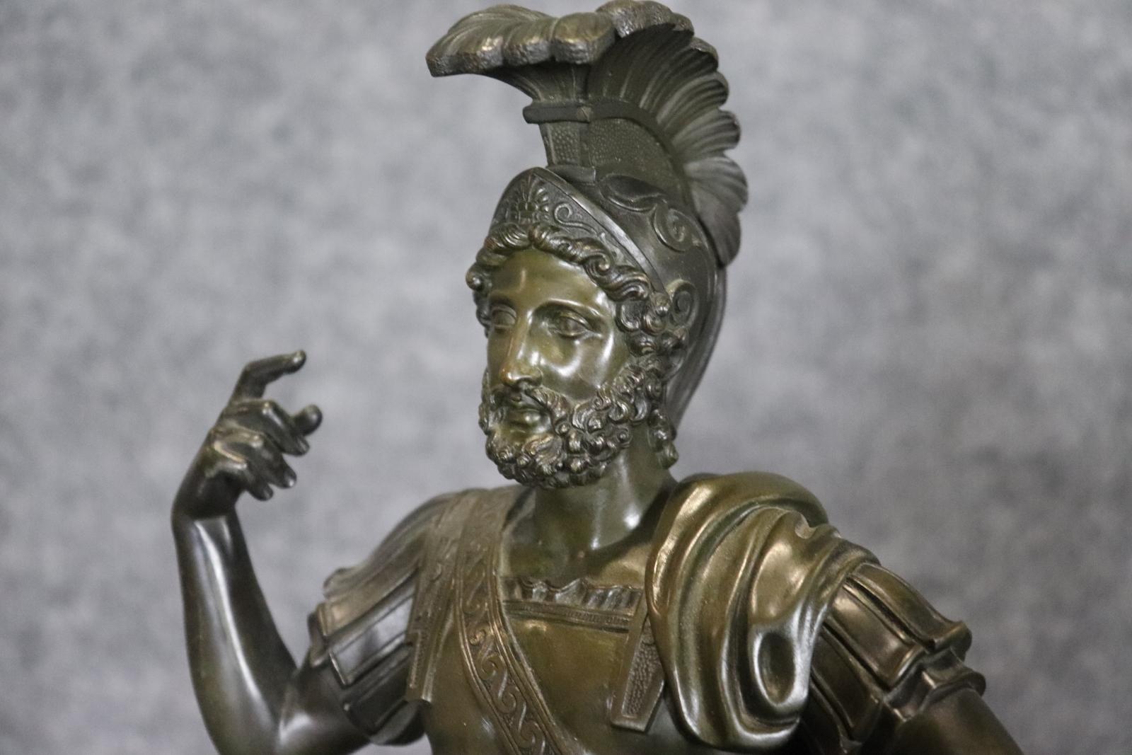 Statua in bronzo fuso molto complessa di un romano in piedi con orgoglio in vendita 2