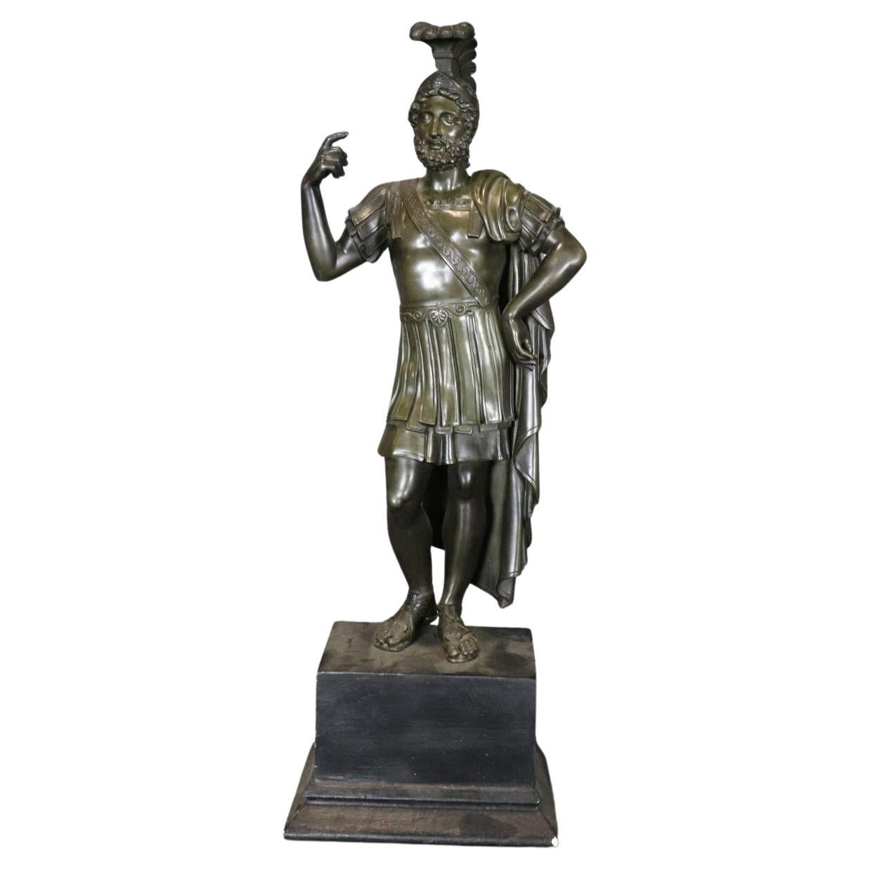 Statua in bronzo fuso molto complessa di un romano in piedi con orgoglio