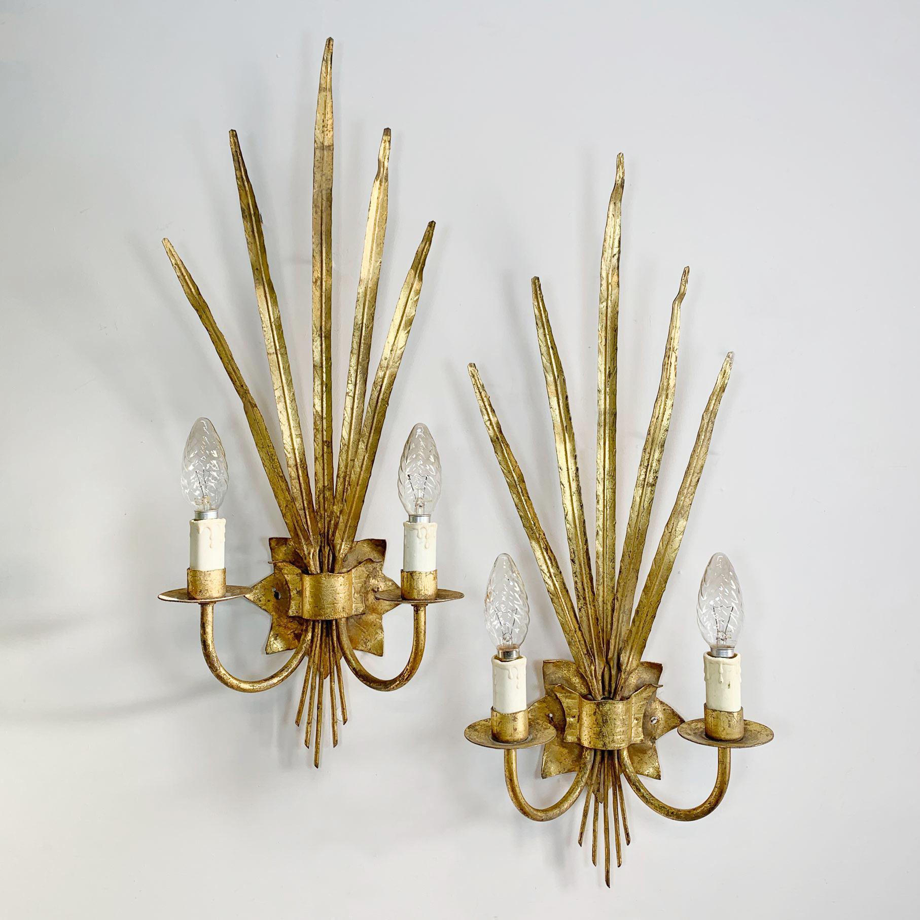 Pair of Very Large 1950's Gold Reed Leaf Wall Lights by Ferro Art For Sale 2