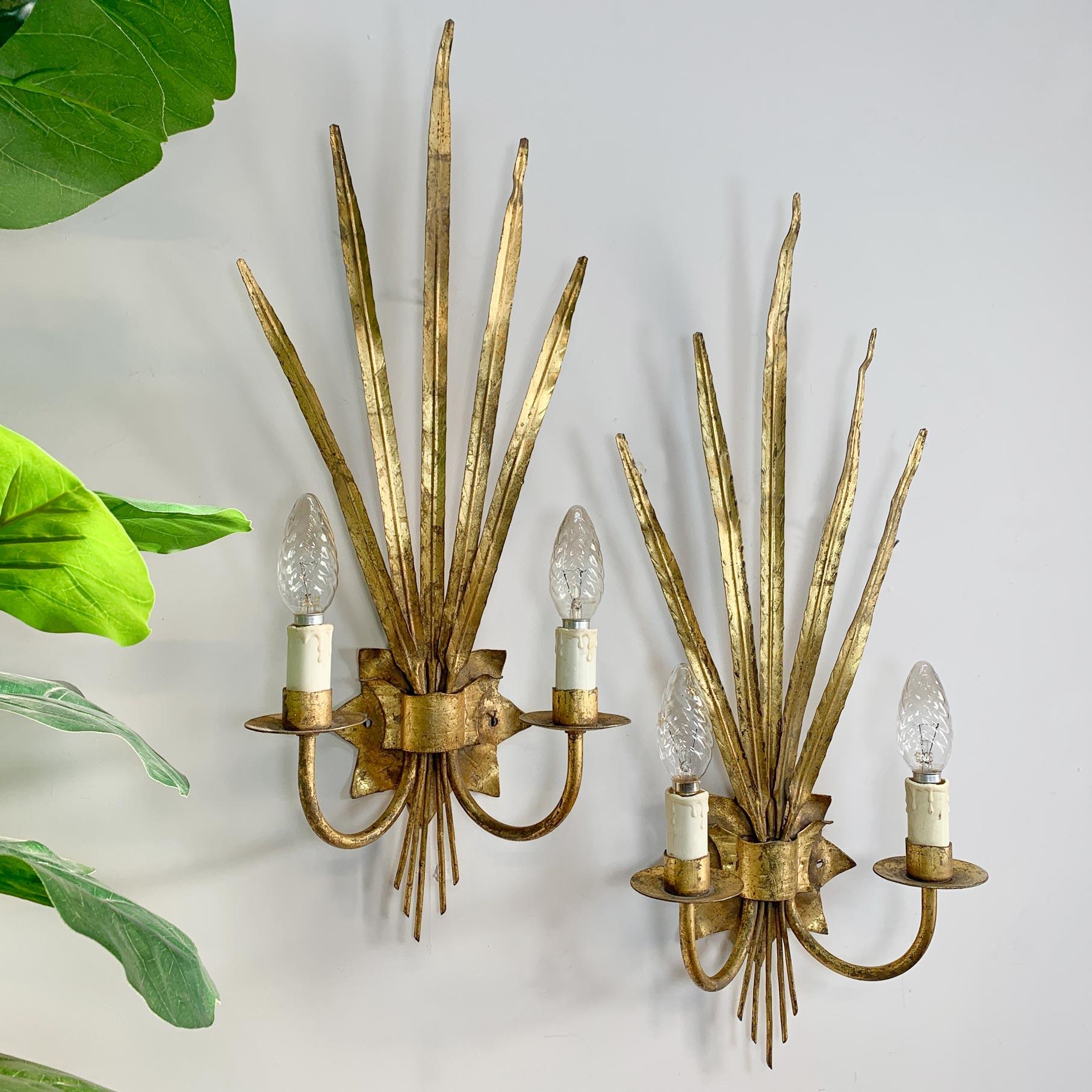 Pair of Very Large 1950's Gold Reed Leaf Wall Lights by Ferro Art In Good Condition For Sale In Hastings, GB