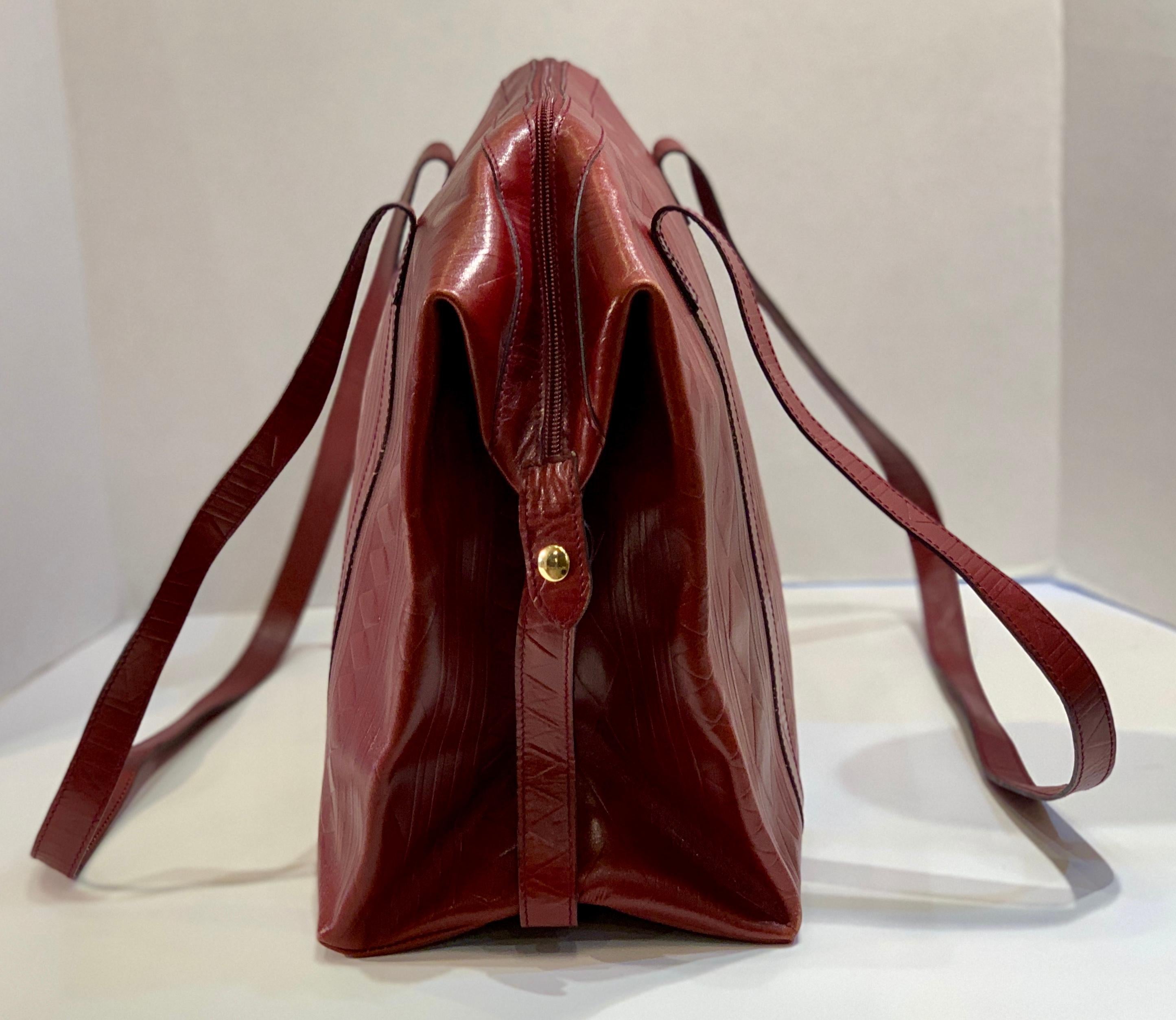 Très grand sac à main FENDI S.A.S. en cuir bordeaux embossé de diamants, années 1980 en vente 2