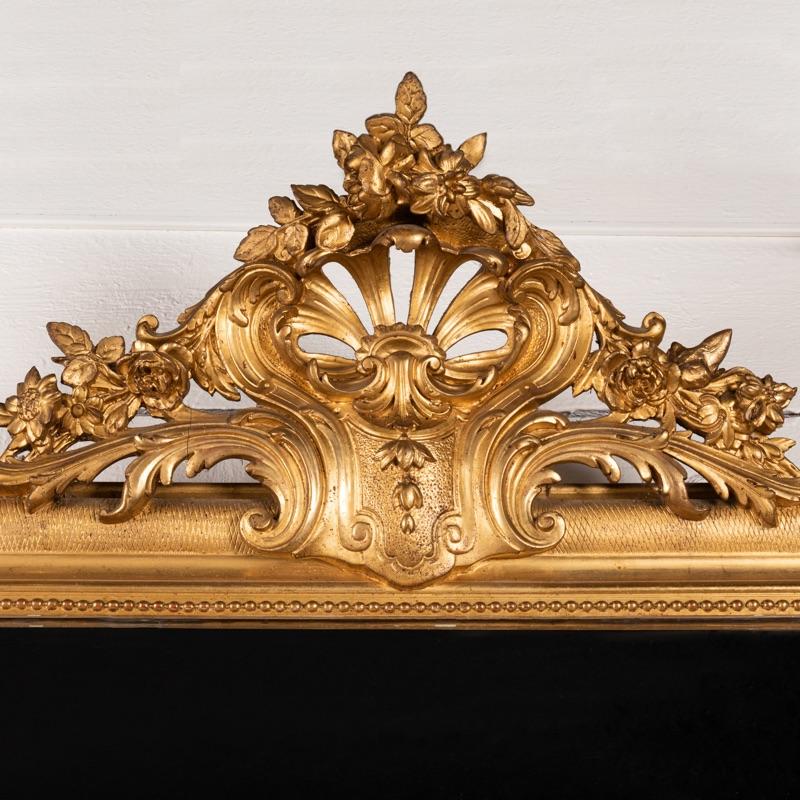 Français Très grand miroir en bois doré français du 19e siècle en vente