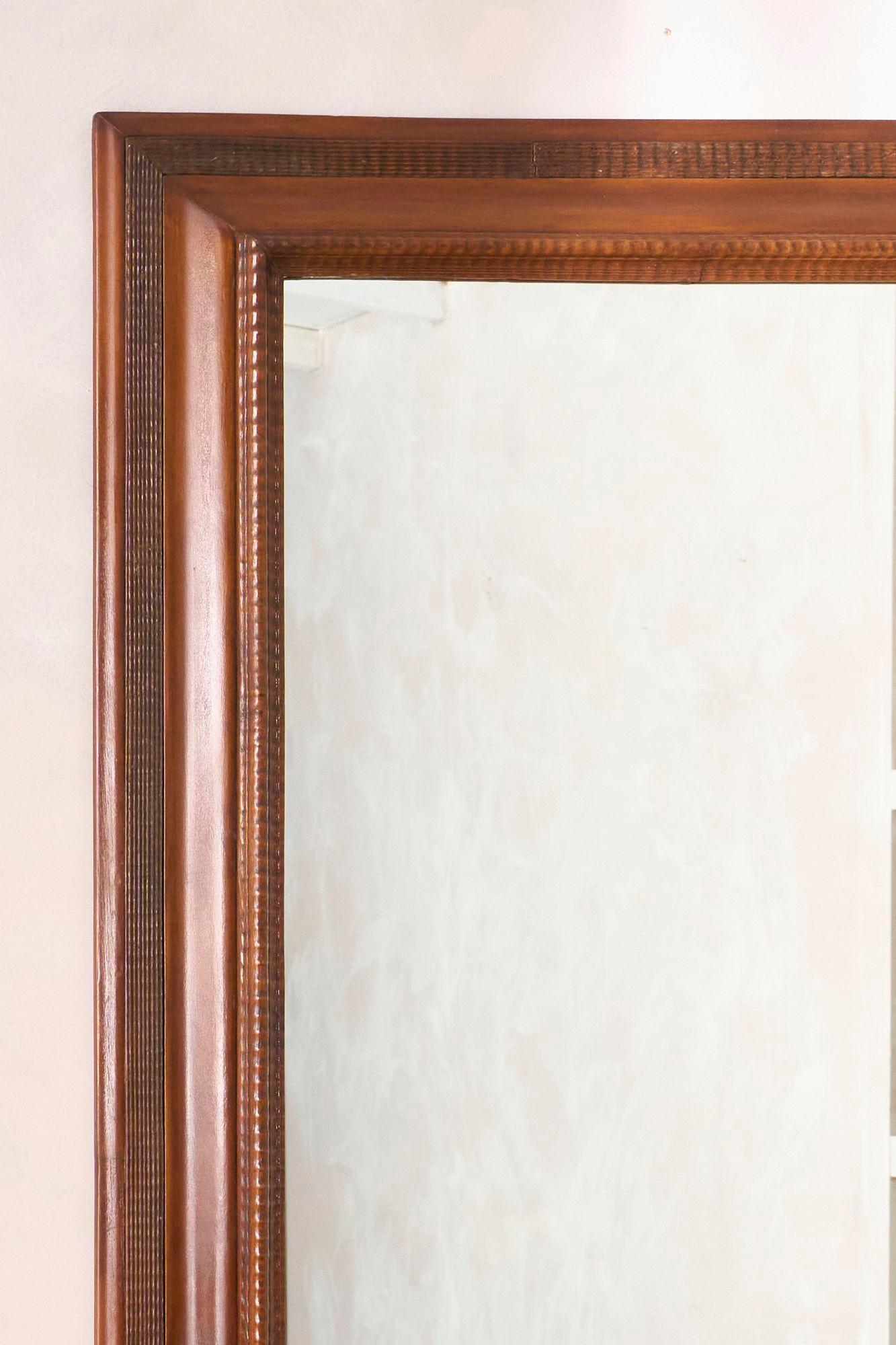 Il s'agit d'un miroir mural italien du XIXe siècle extrêmement décoratif. Le cadre est le très attrayant design en gradins ondulés qui est un choix populaire pour les intérieurs de maison de tout style. L'ossature en bois, plutôt que l'ossature