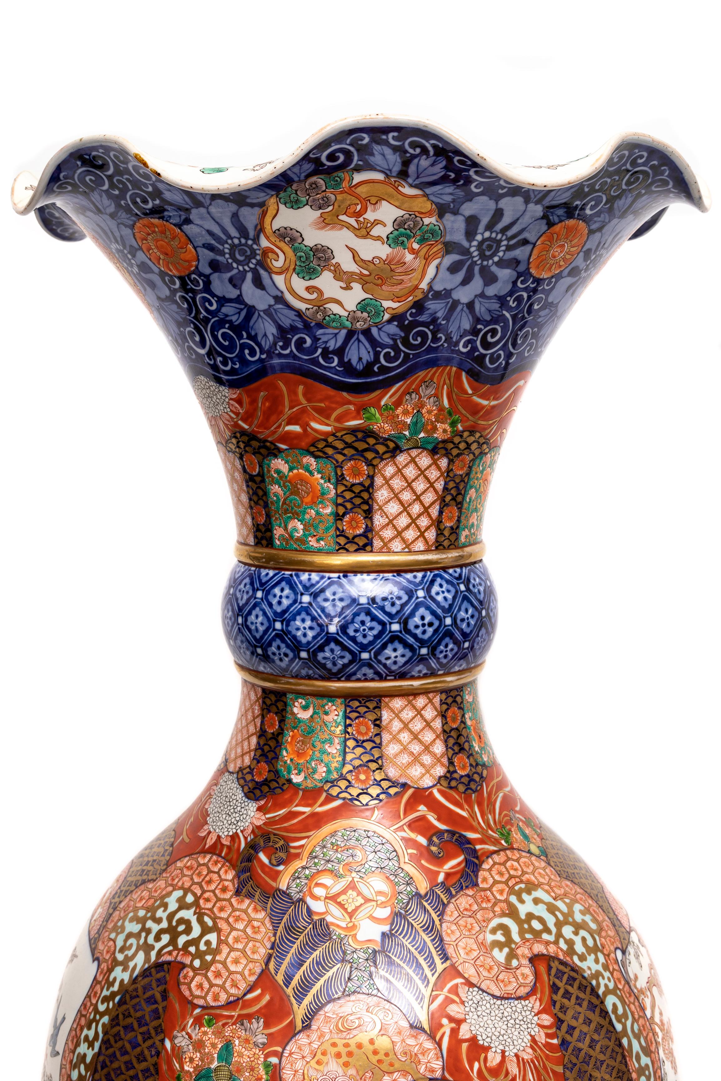 Gran Jarrón de Porcelana Imari Japonesa del Siglo XIX con Tapa Festoneada en venta 3