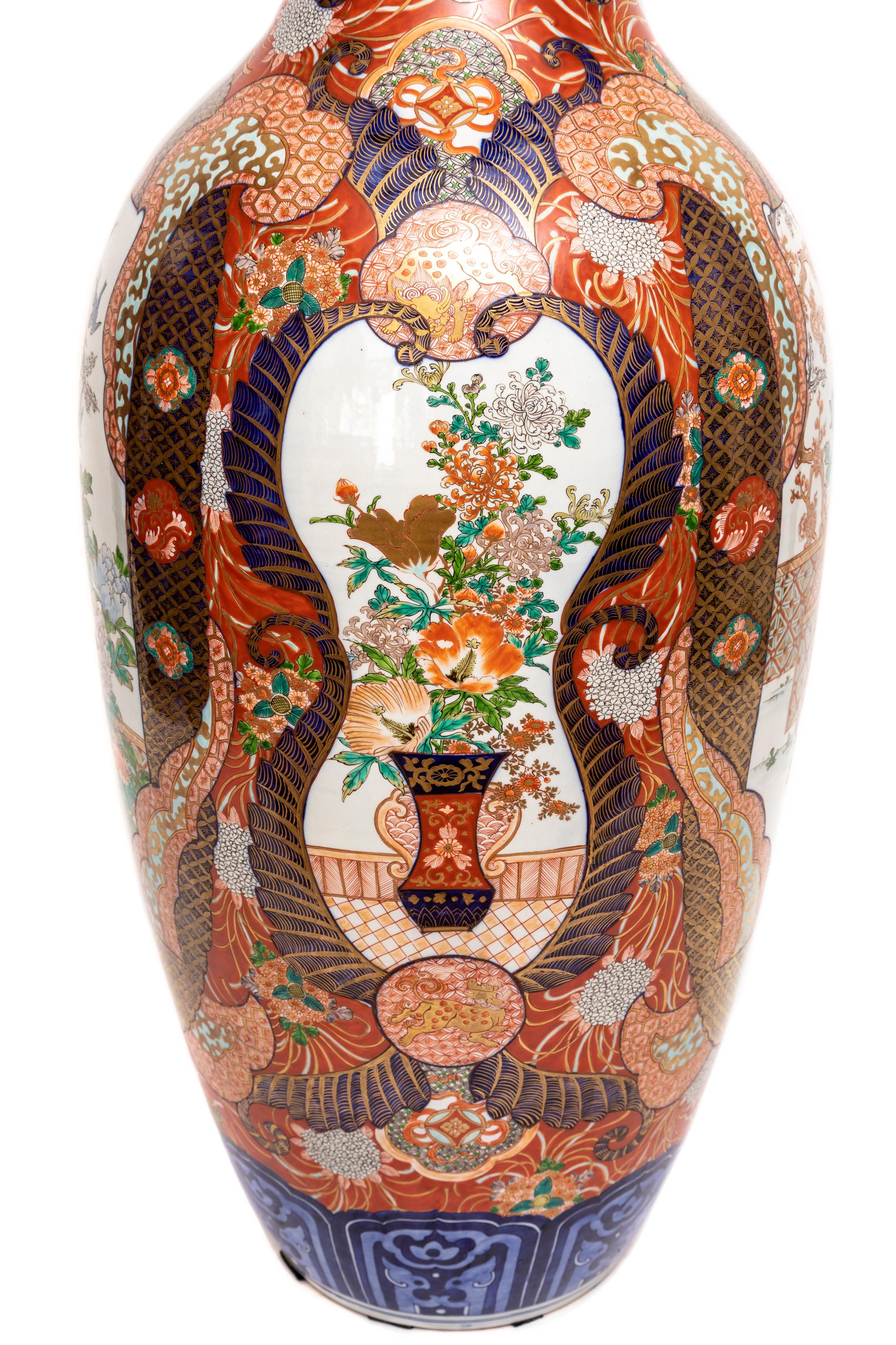 Gran Jarrón de Porcelana Imari Japonesa del Siglo XIX con Tapa Festoneada en venta 5