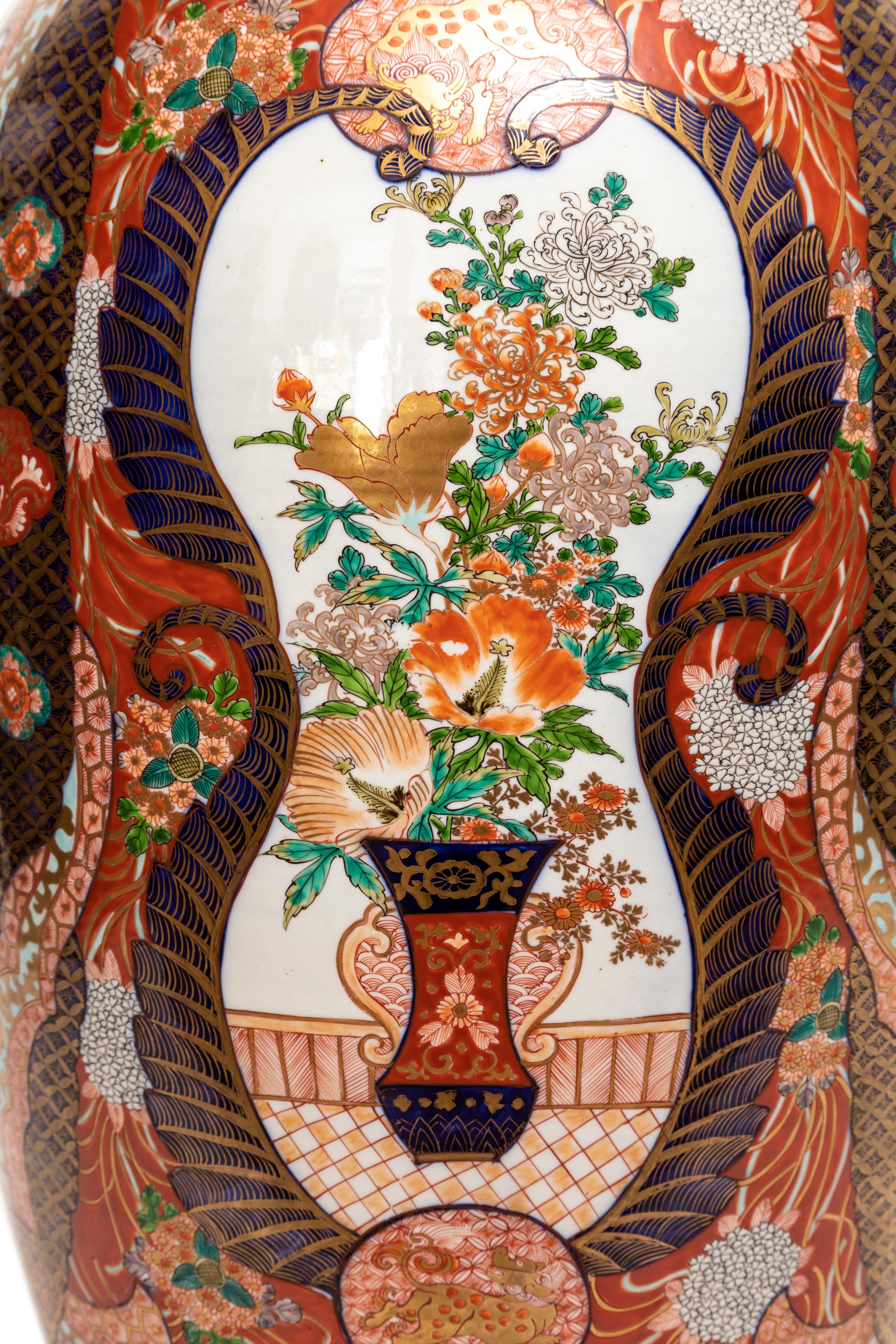 Gran Jarrón de Porcelana Imari Japonesa del Siglo XIX con Tapa Festoneada en venta 6