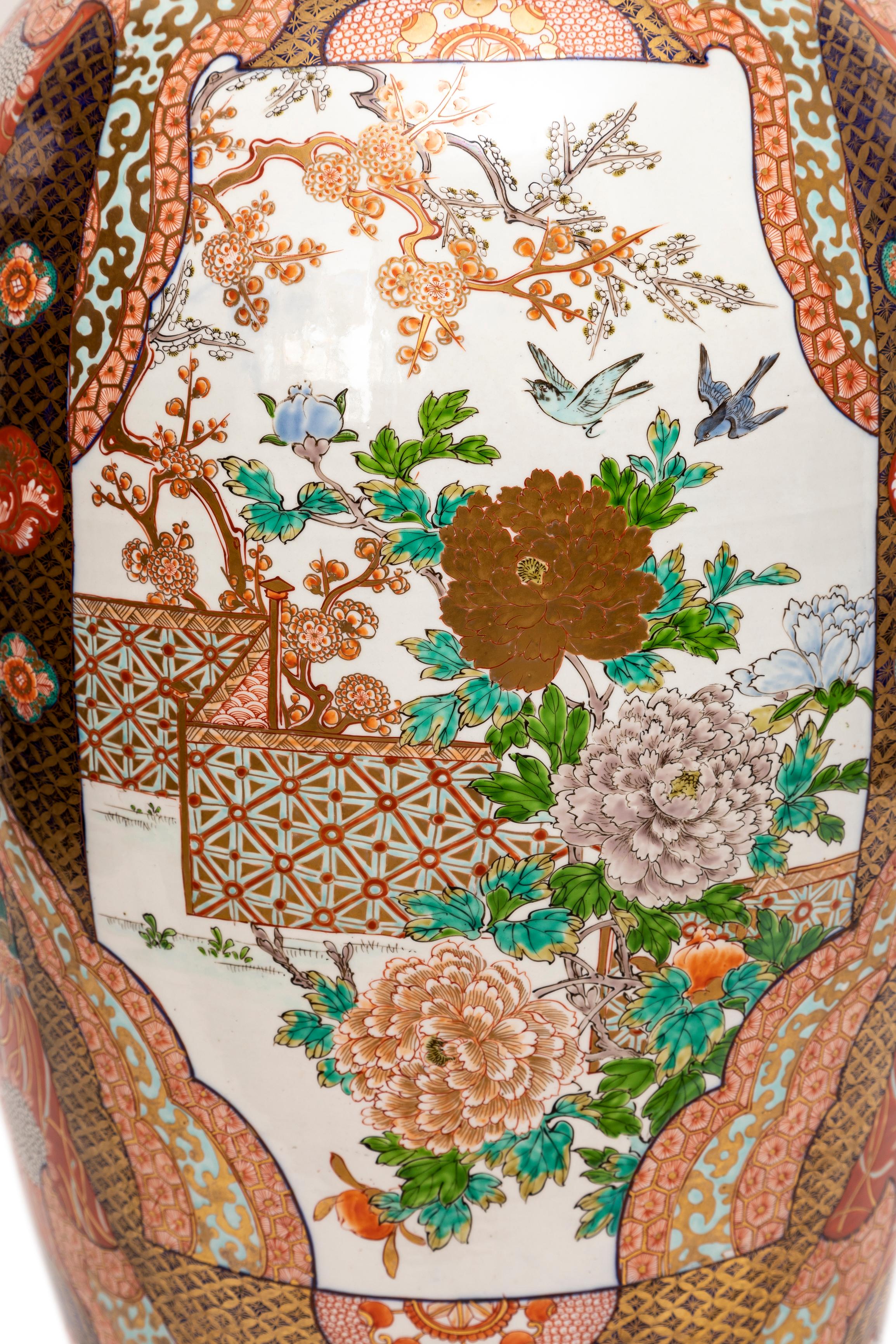 Gran Jarrón de Porcelana Imari Japonesa del Siglo XIX con Tapa Festoneada en venta 7