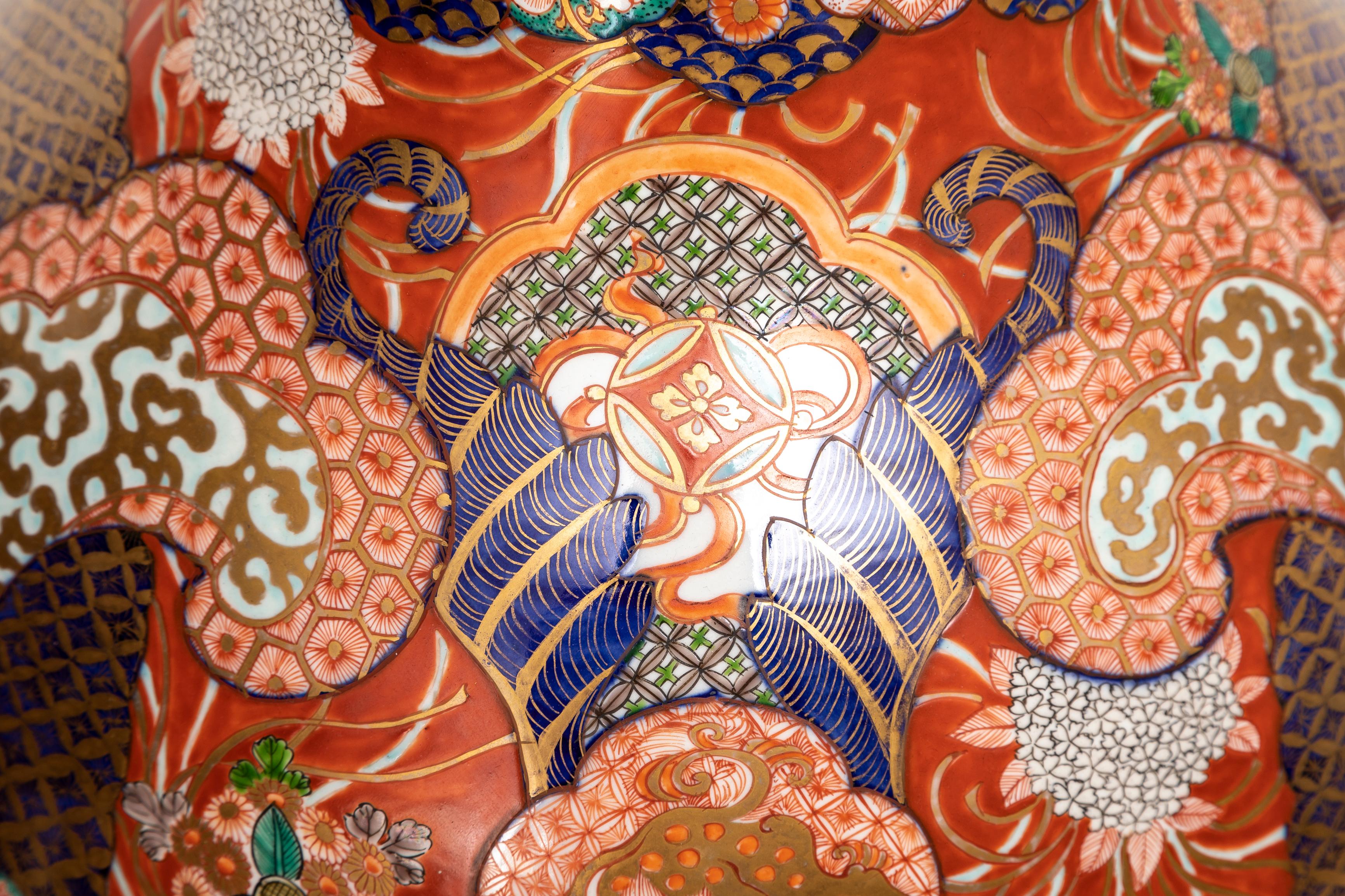 Gran Jarrón de Porcelana Imari Japonesa del Siglo XIX con Tapa Festoneada en venta 8