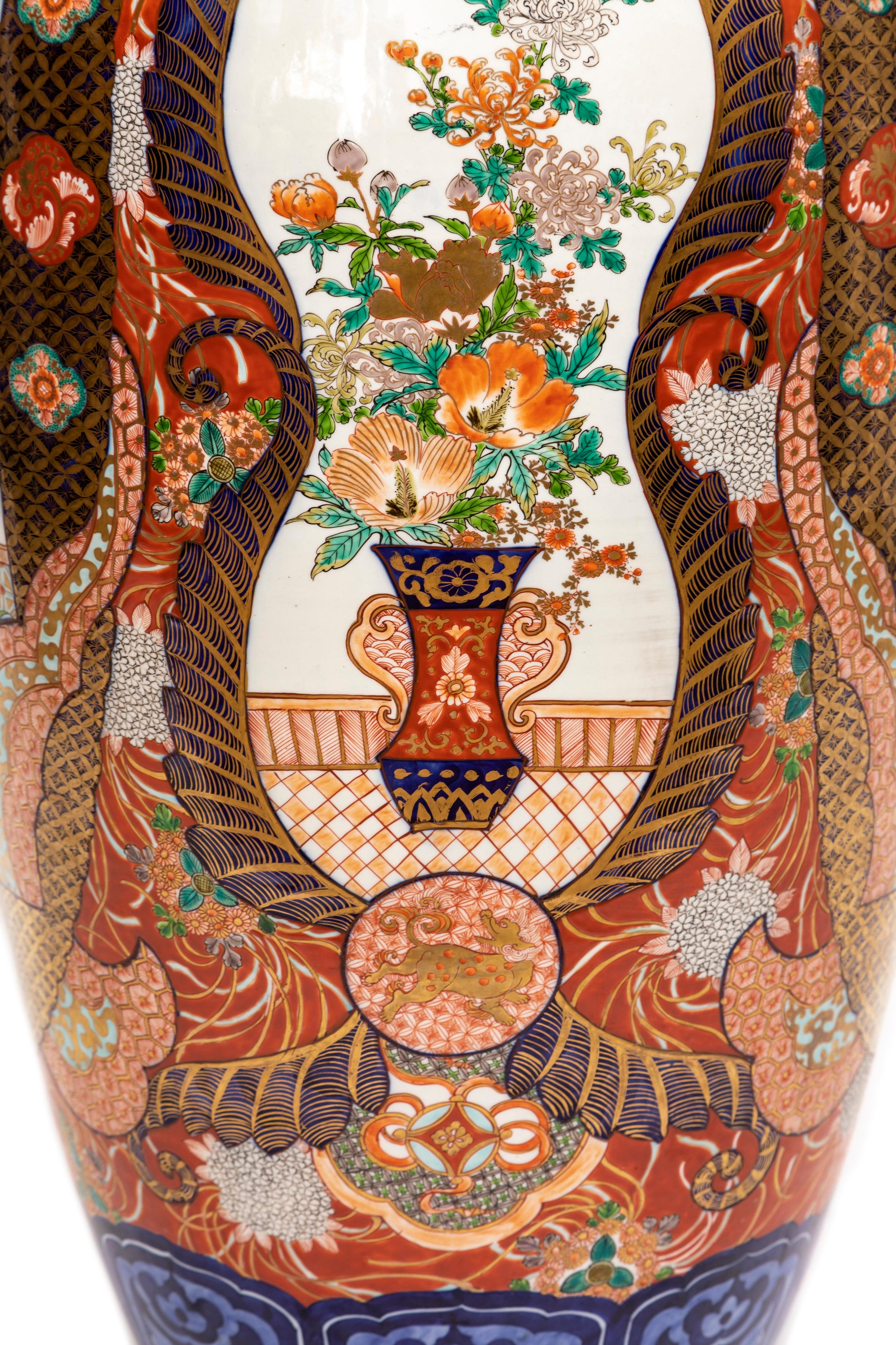 Gran Jarrón de Porcelana Imari Japonesa del Siglo XIX con Tapa Festoneada en venta 9