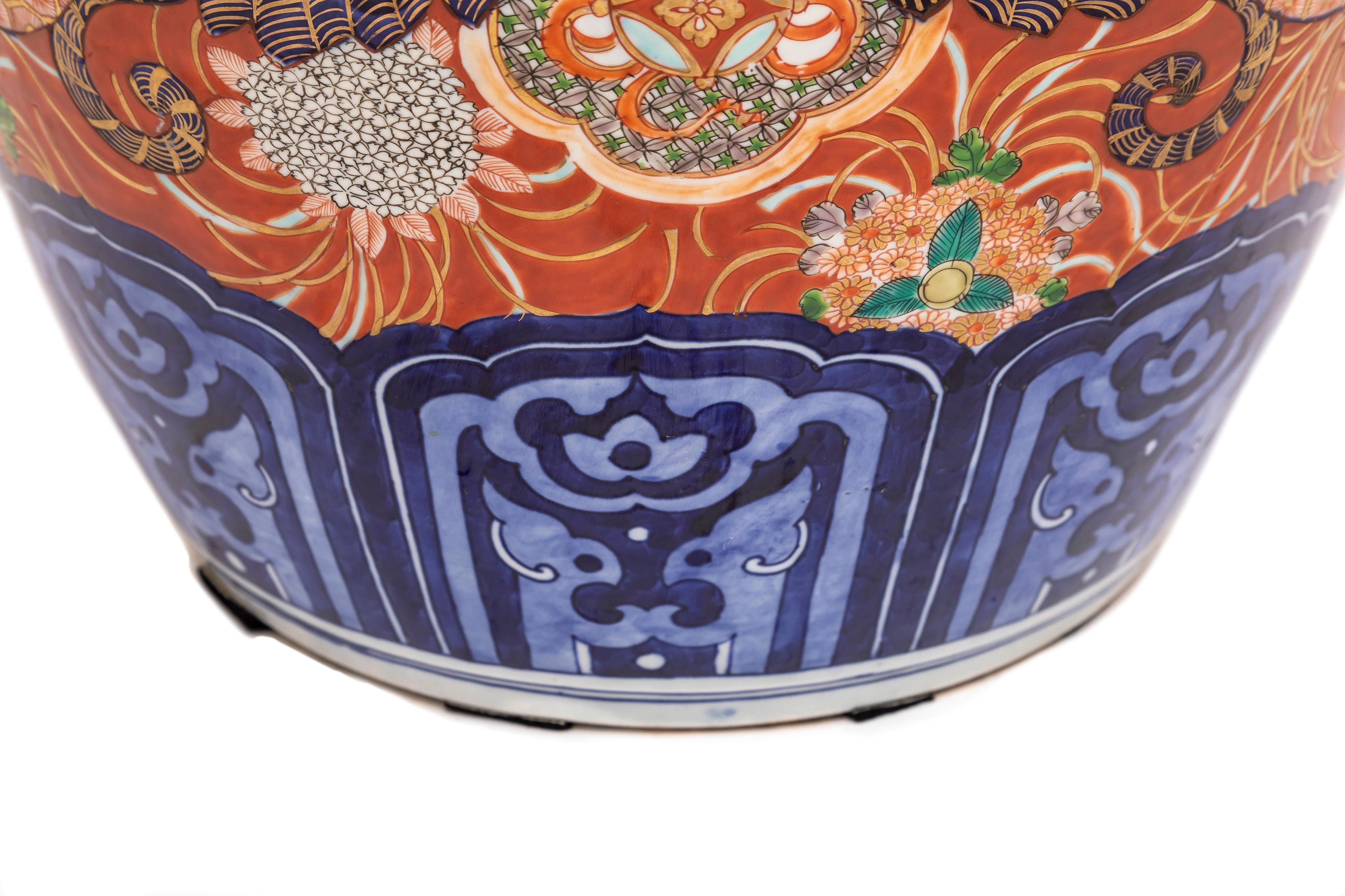 Gran Jarrón de Porcelana Imari Japonesa del Siglo XIX con Tapa Festoneada en venta 11