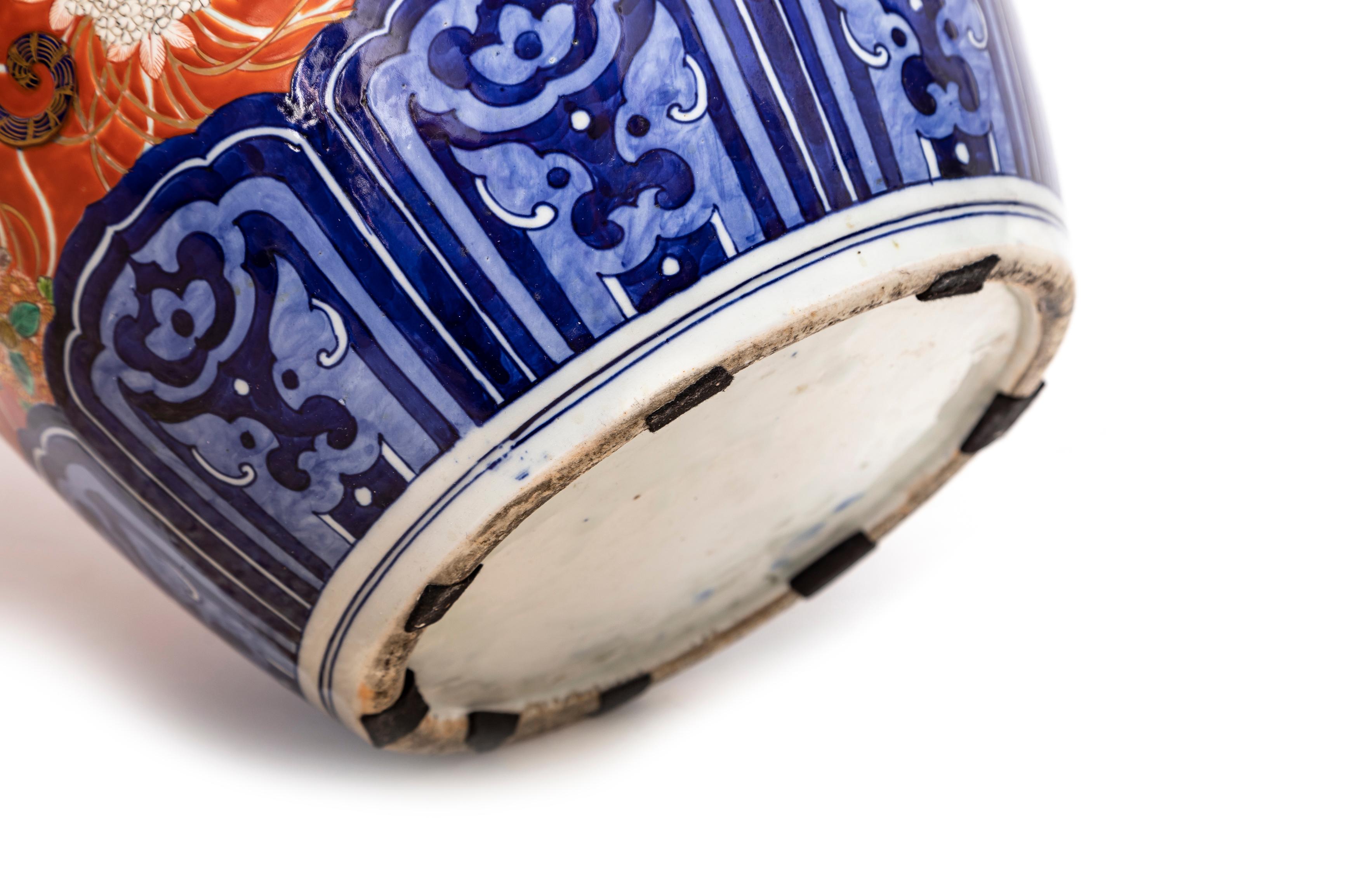 Gran Jarrón de Porcelana Imari Japonesa del Siglo XIX con Tapa Festoneada en venta 12