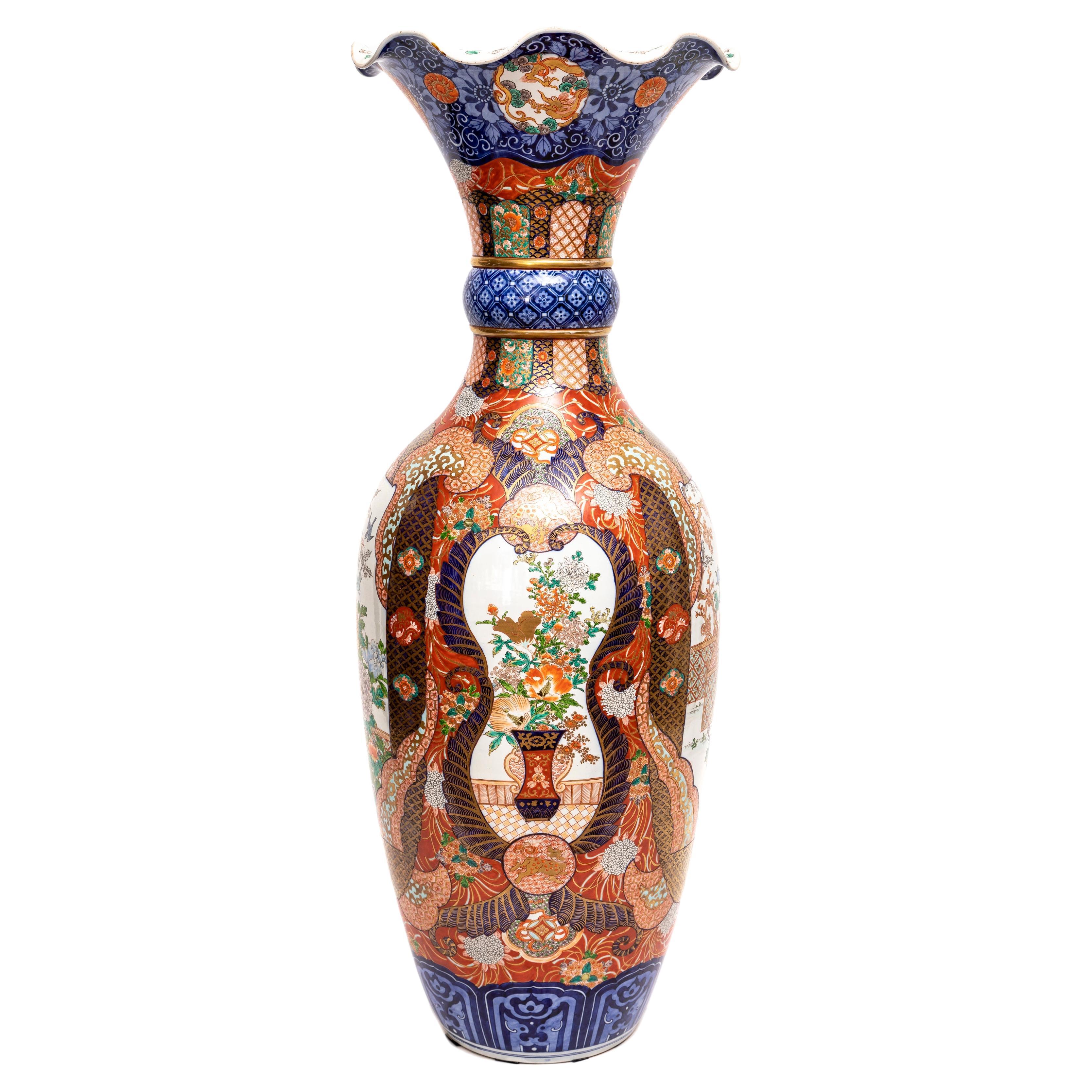 Gran jarrón japonés del siglo XIX de Imari Porcelain con parte superior festoneada. 
El cuerpo del jarrón se completa con dos cartuchos principales y dos cartuchos más pequeños que flanquean el jarrón a ambos lados.  Los cartuchos principales